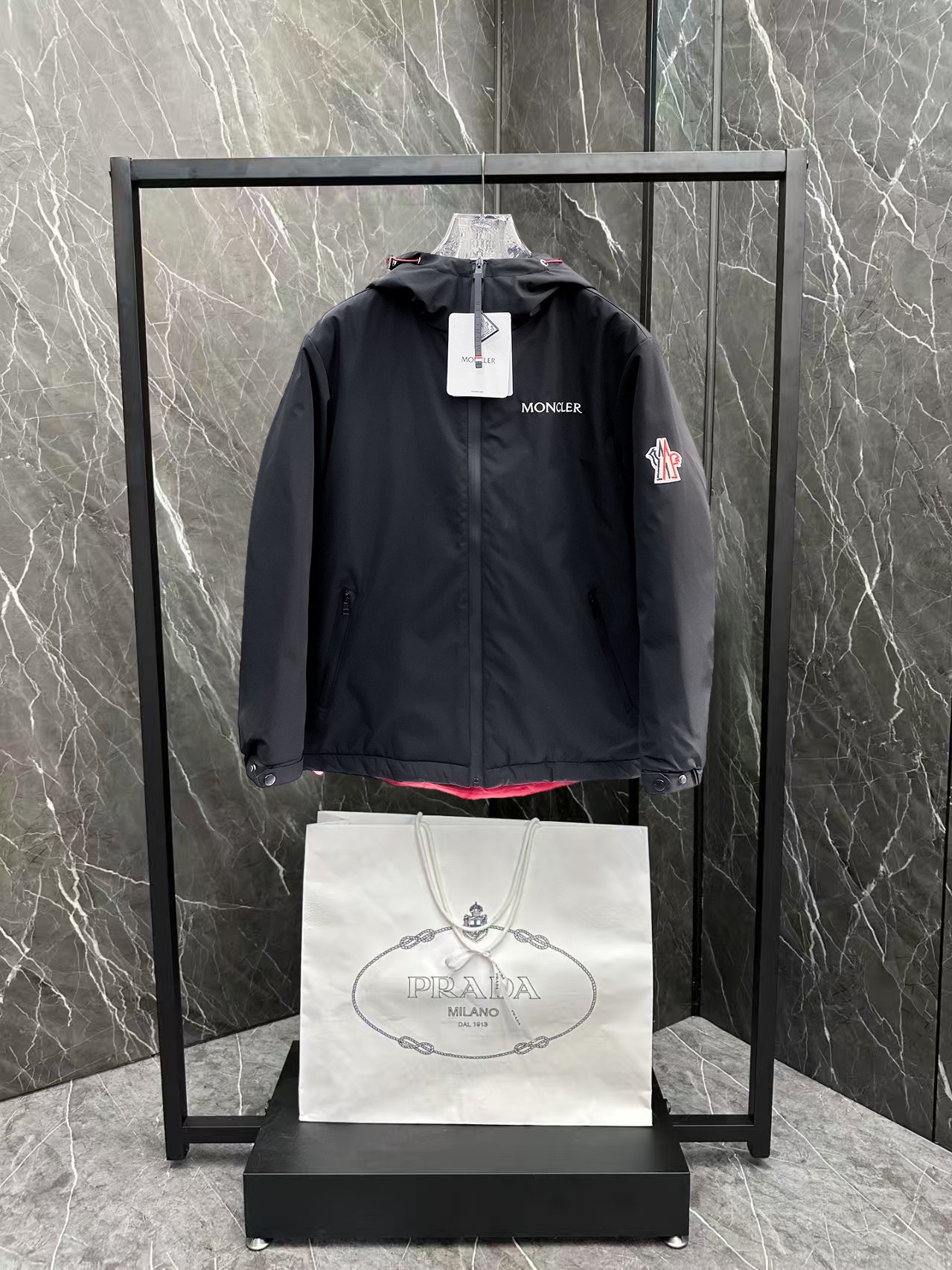  蒙口  三标齐全    ss冬季新款羽绒棉服外套，秀场新品‼品相非常完美，舒适保暖，色泽饱满诱人，非常