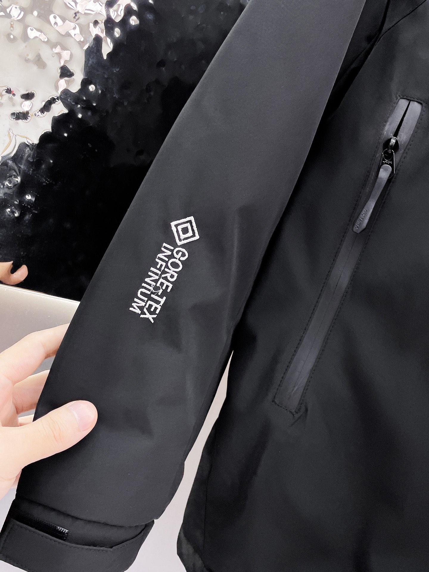   始祖鸟  三标齐全    ss冬季新款羽绒棉服外套，秀场新品‼品相非常完美，舒适保暖，色泽饱满诱人，