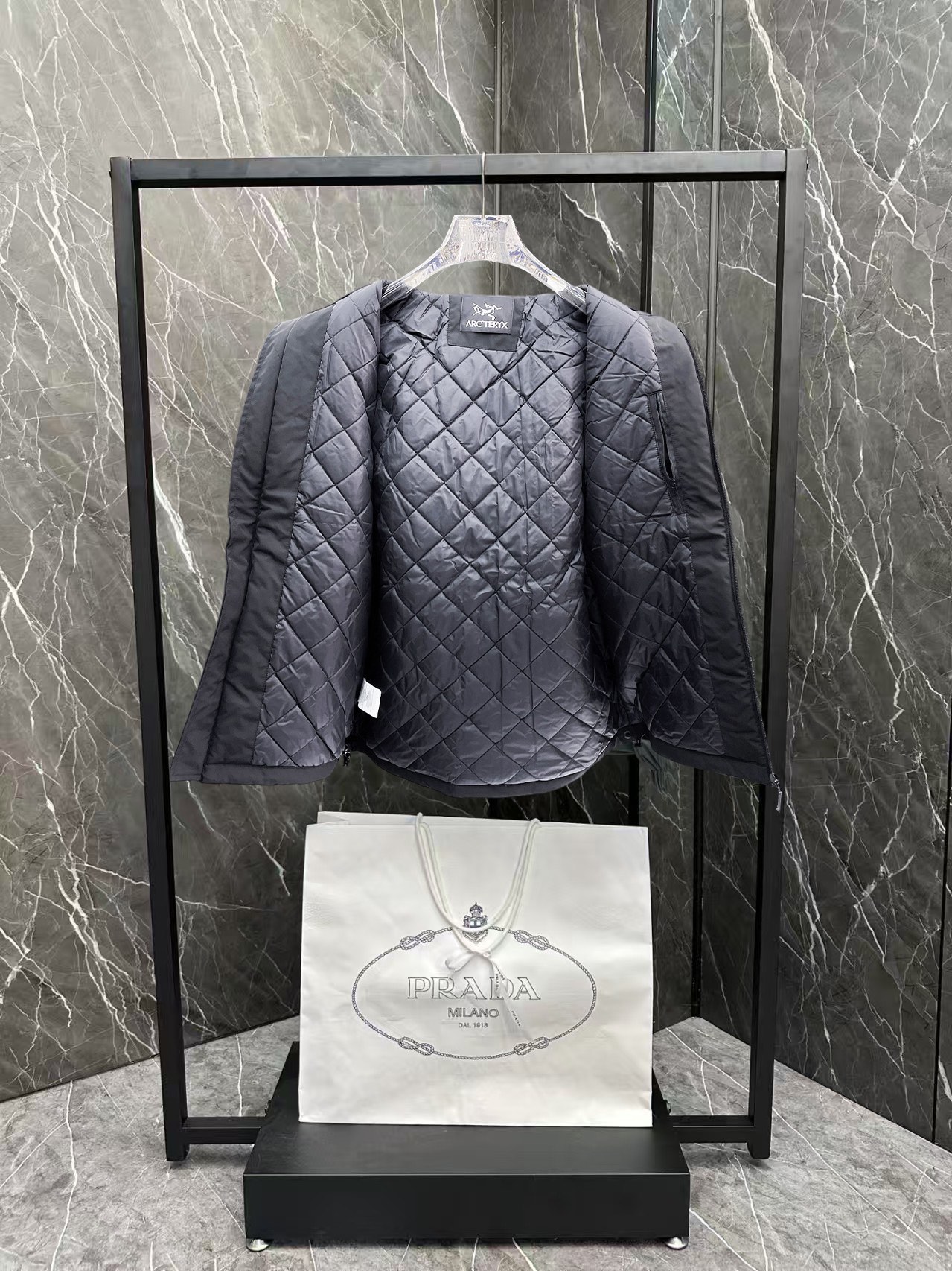   始祖鸟  三标齐全    ss冬季新款羽绒棉服外套，秀场新品‼品相非常完美，舒适保暖，色泽饱满诱人，