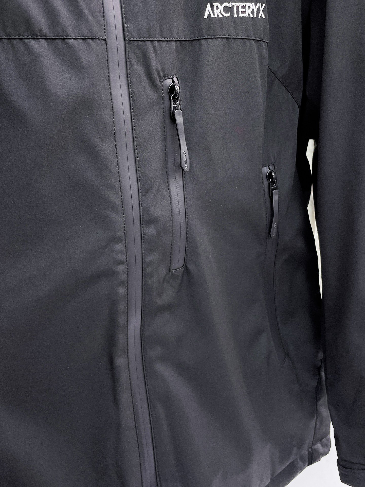   始祖鸟  三标齐全    ss冬季新款羽绒棉服外套，秀场新品‼品相非常完美，舒适保暖，色泽饱满诱人，