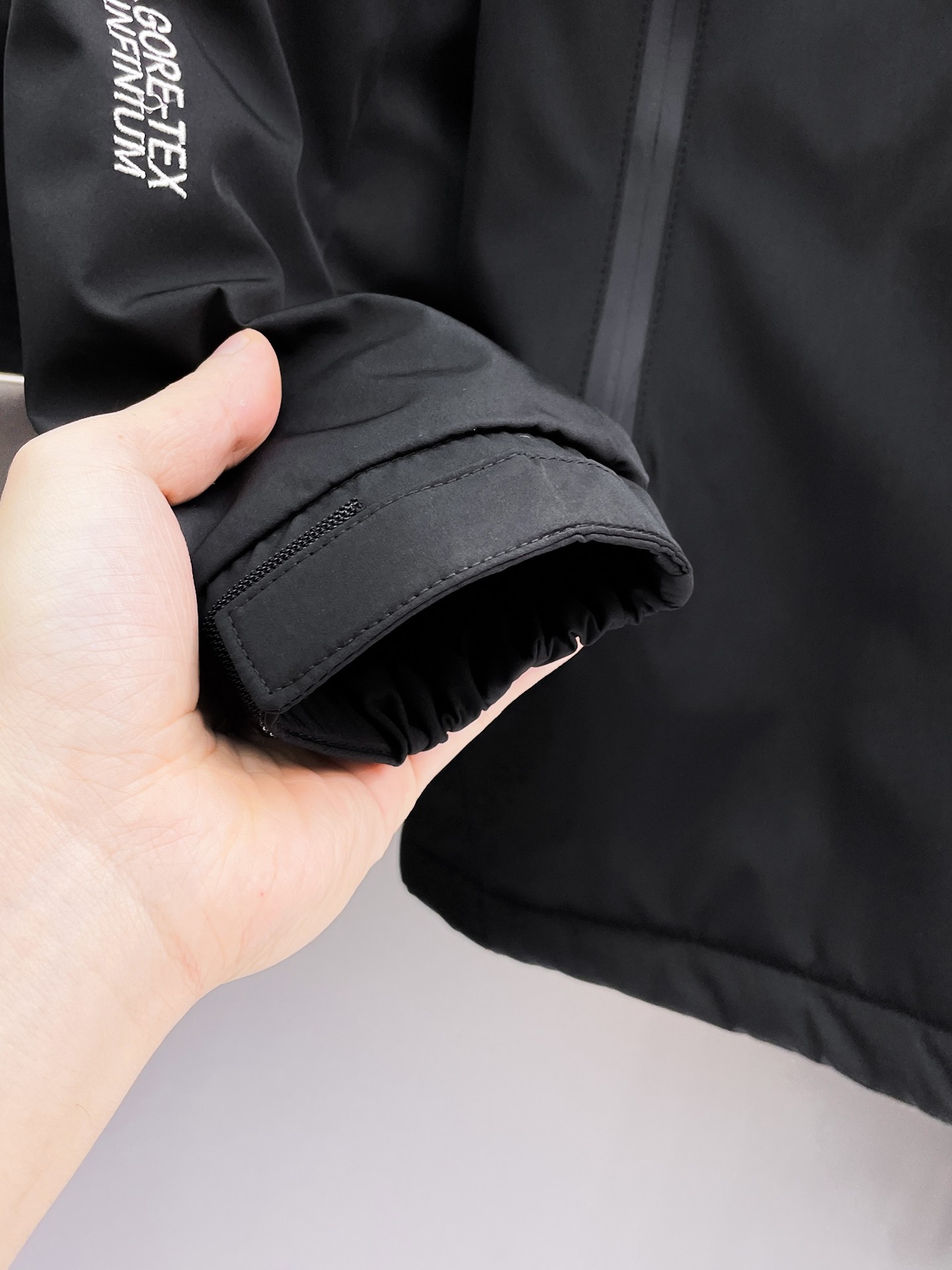   始祖鸟  三标齐全    ss冬季新款羽绒棉服外套，秀场新品‼品相非常完美，舒适保暖，色泽饱满诱人，