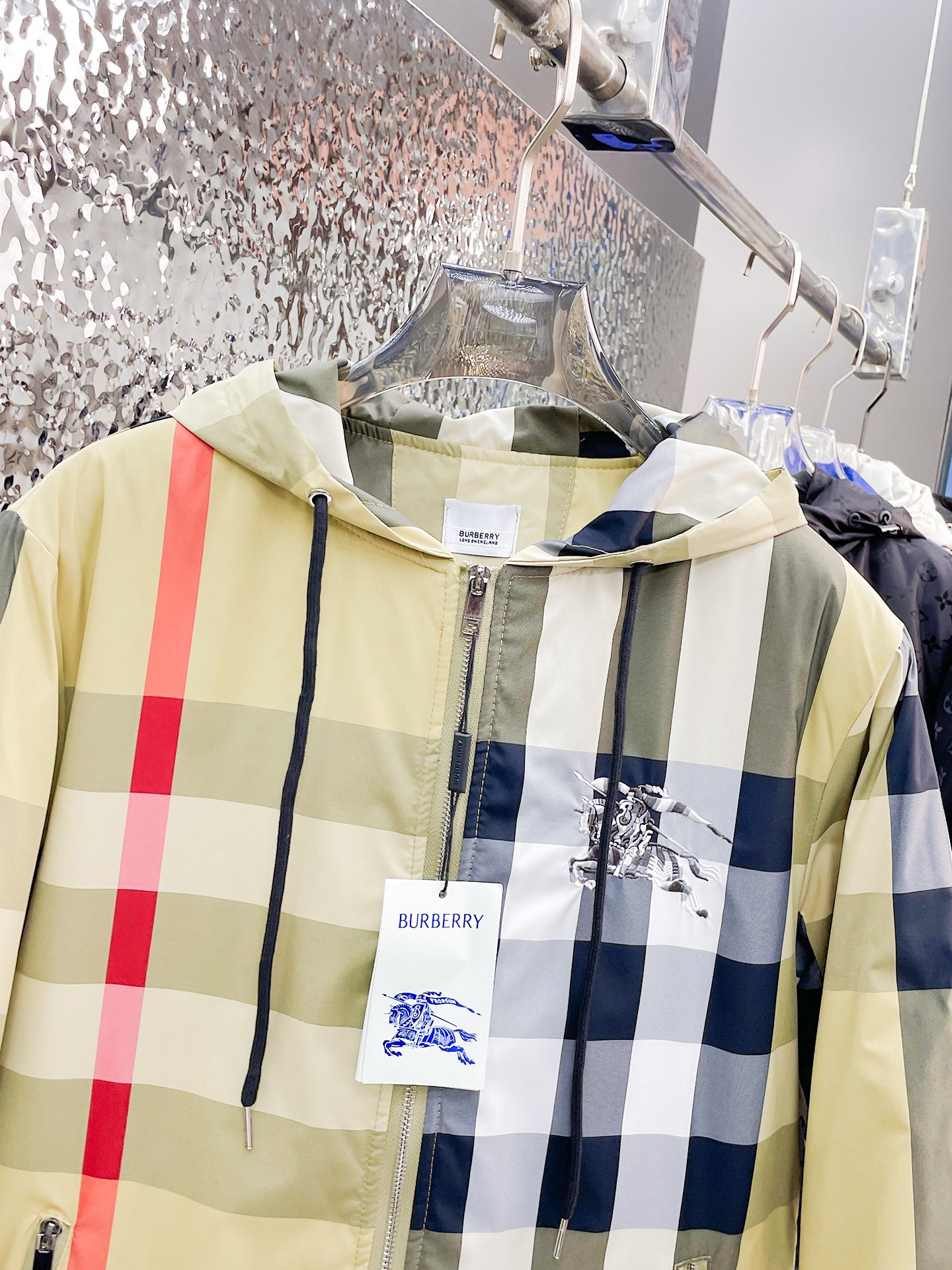   巴宝莉  三标齐全    ss冬季新款羽绒棉服外套，秀场新品‼品相非常完美，舒适保暖，色泽饱满诱人，
