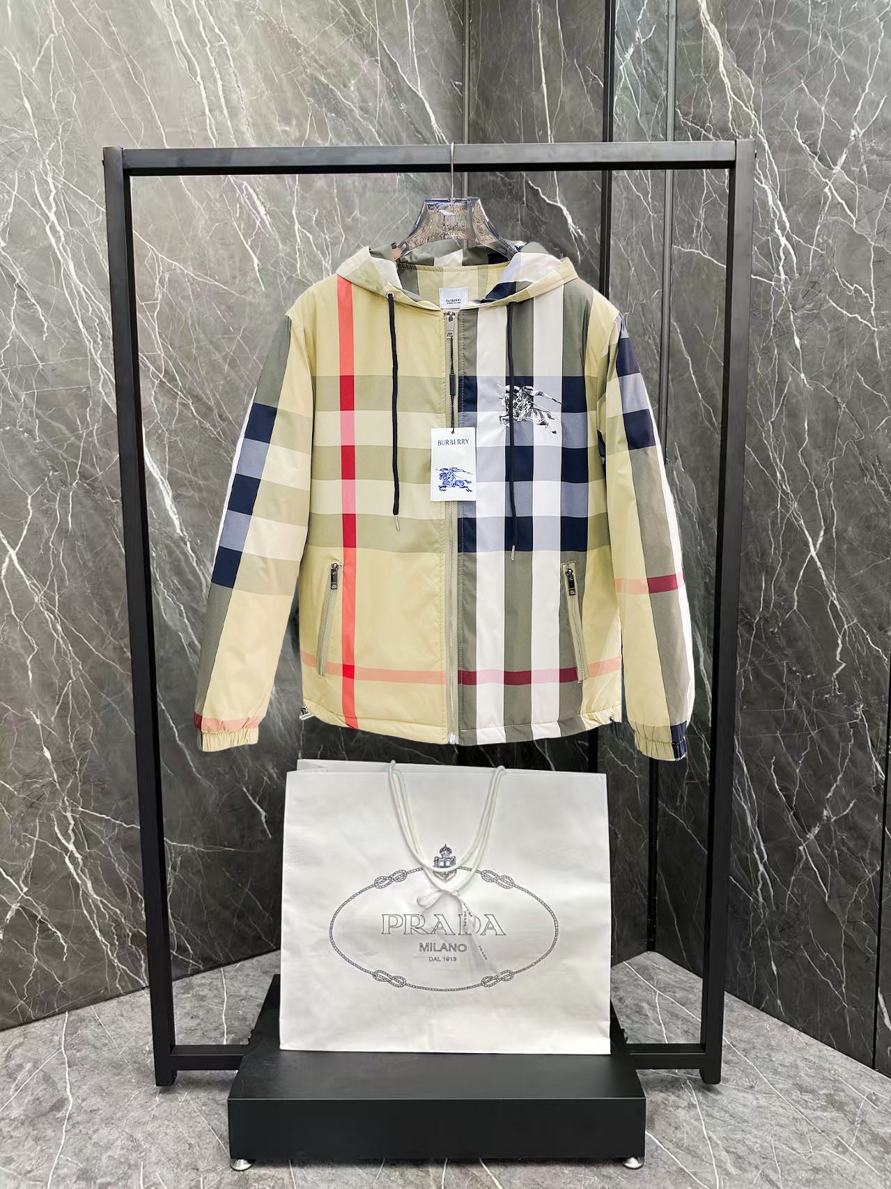   巴宝莉  三标齐全    ss冬季新款羽绒棉服外套，秀场新品‼品相非常完美，舒适保暖，色泽饱满诱人，