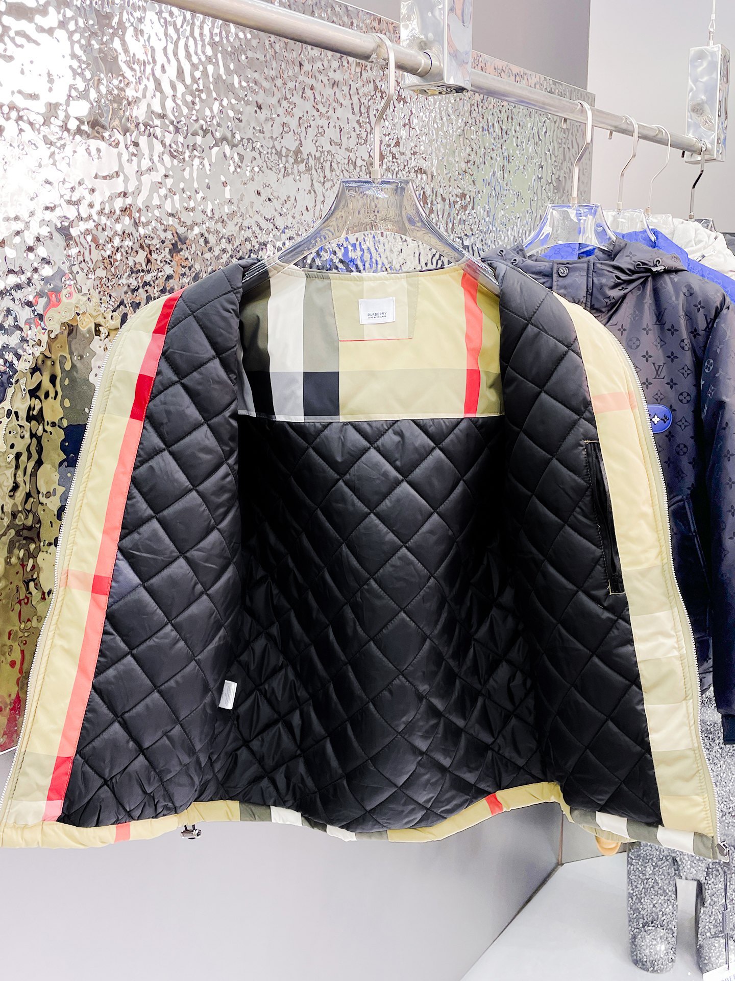   巴宝莉  三标齐全    ss冬季新款羽绒棉服外套，秀场新品‼品相非常完美，舒适保暖，色泽饱满诱人，