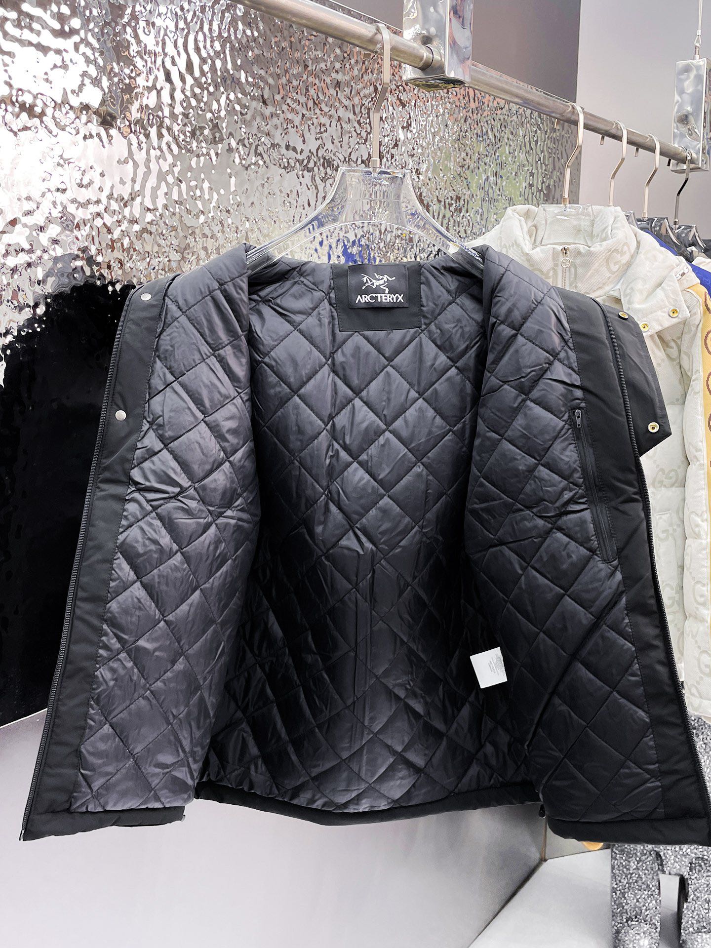   始祖鸟  三标齐全    ss冬季新款羽绒棉服外套，秀场新品‼品相非常完美，舒适保暖，色泽饱满诱人，