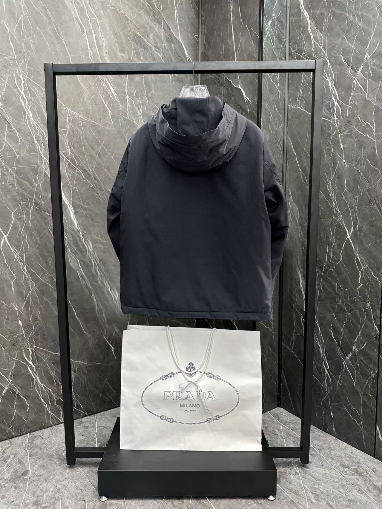   蒙口  三标齐全    ss冬季新款羽绒棉服外套，秀场新品‼品相非常完美，舒适保暖，色泽饱满诱人，非