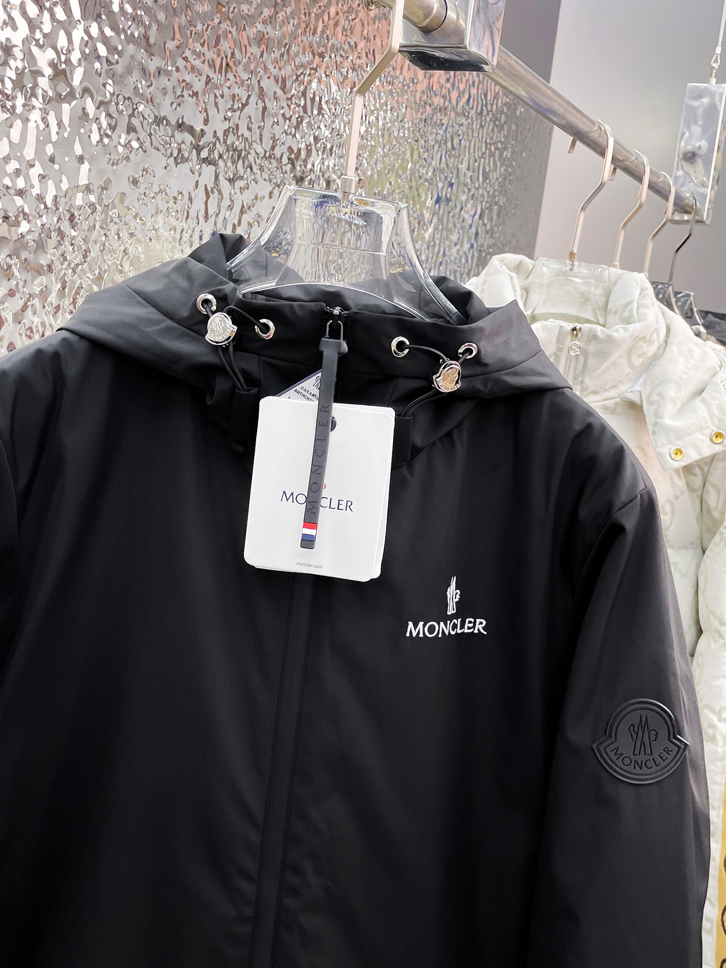  蒙口  三标齐全    ss冬季新款羽绒棉服外套，秀场新品‼品相非常完美，舒适保暖，色泽饱满诱人，非