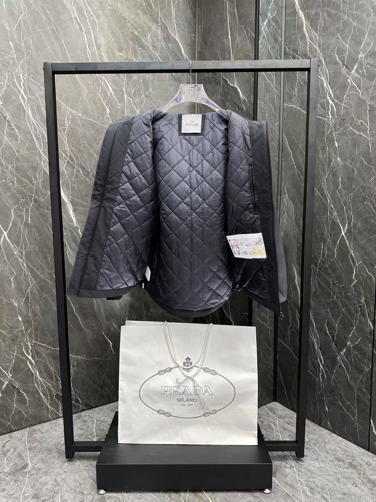   蒙口  三标齐全    ss冬季新款羽绒棉服外套，秀场新品‼品相非常完美，舒适保暖，色泽饱满诱人，非