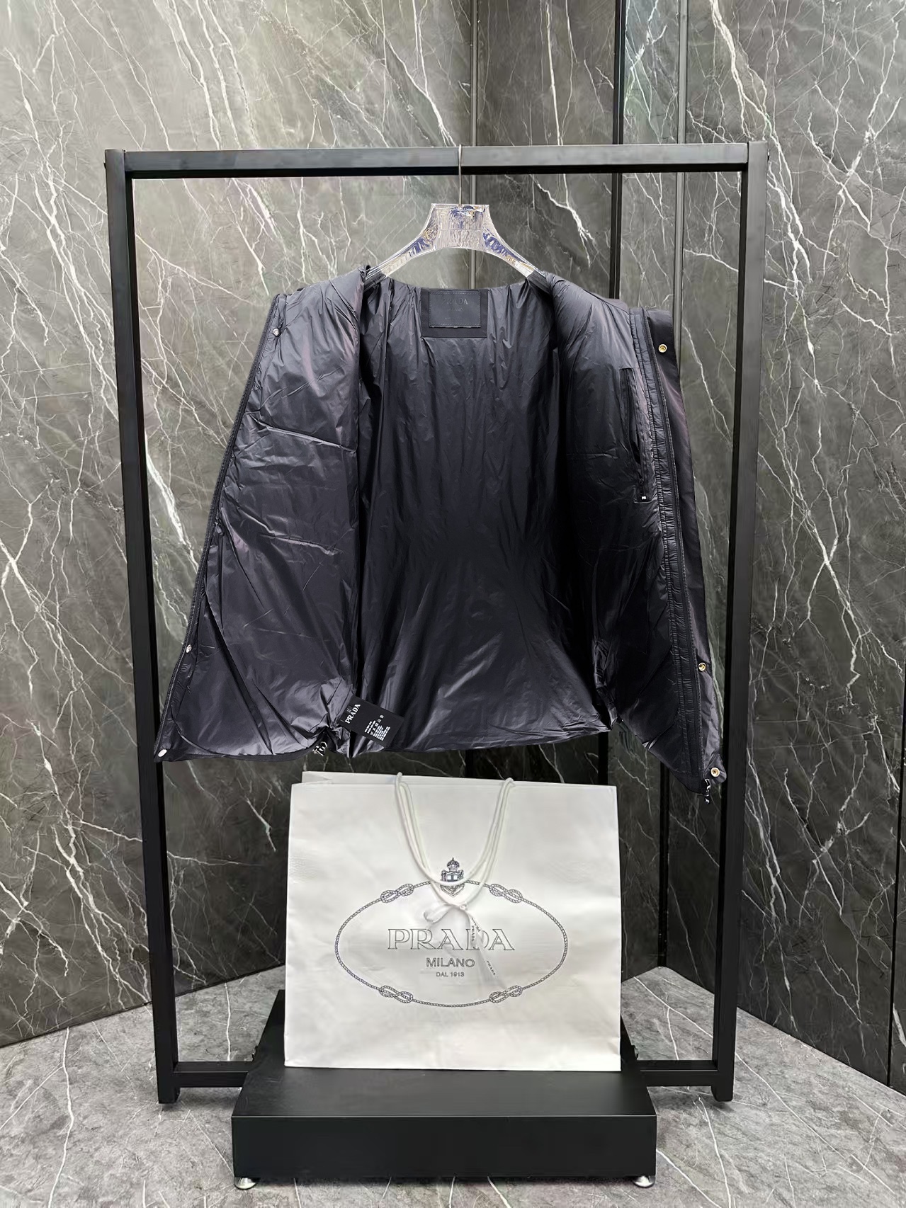 ！  普拉达  秋冬新款羽绒服。这款号称羽绒服届最贵的，全部90绒的。带着经典的Logo组合搭配，第一眼