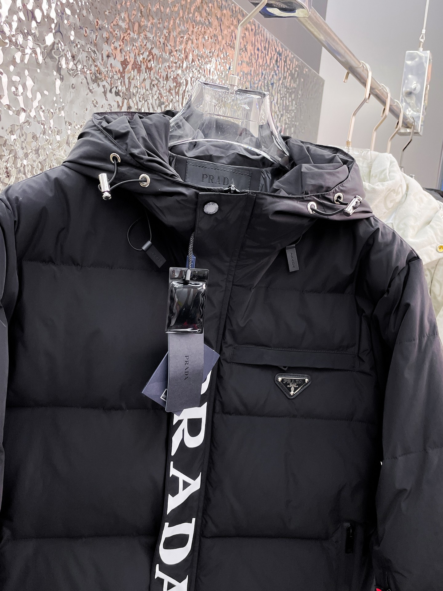 ！  普拉达  秋冬新款羽绒服。这款号称羽绒服届最贵的，全部90绒的。带着经典的Logo组合搭配，第一眼