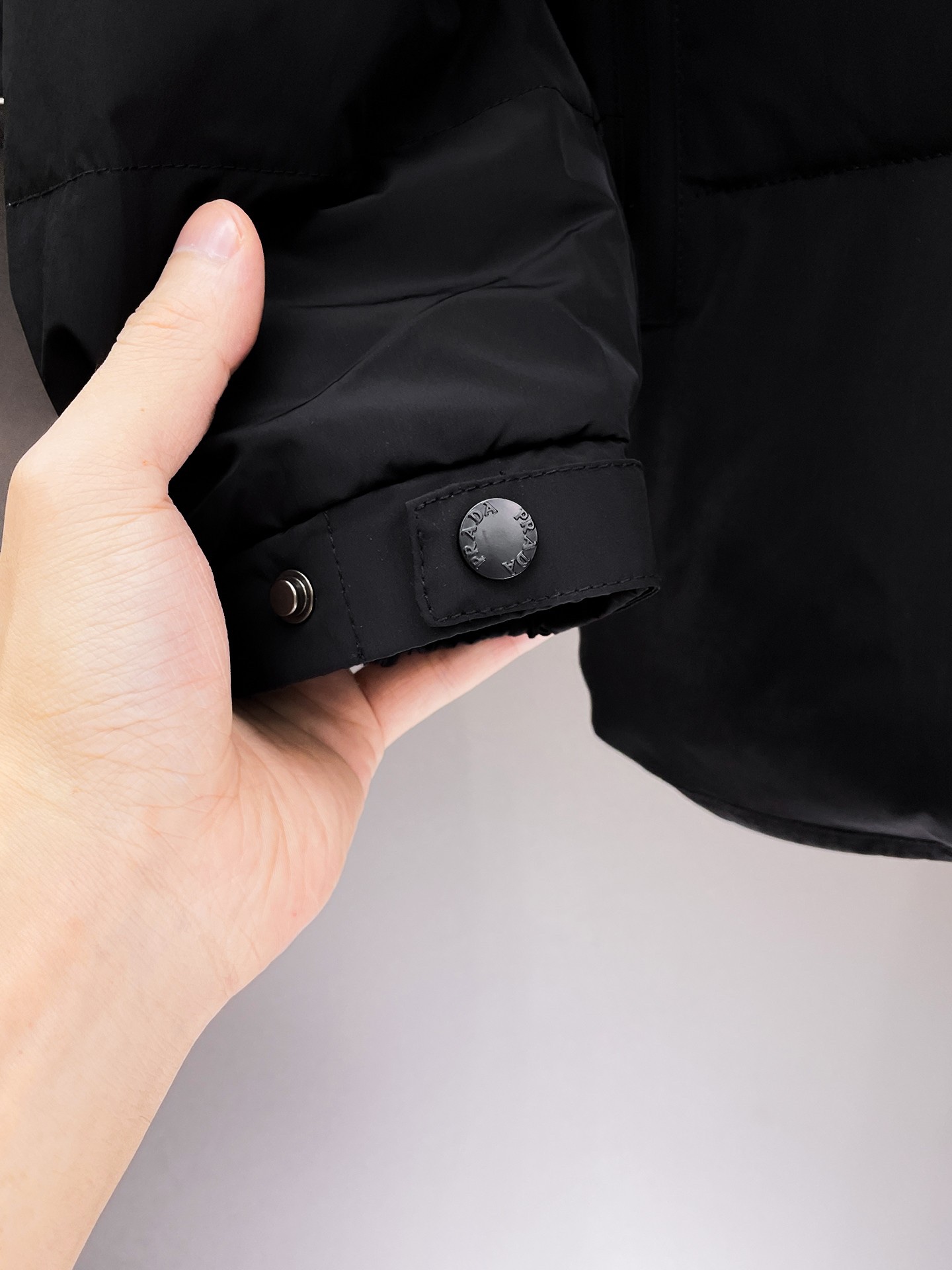 ！  普拉达  秋冬新款羽绒服。这款号称羽绒服届最贵的，全部90绒的。带着经典的Logo组合搭配，第一眼