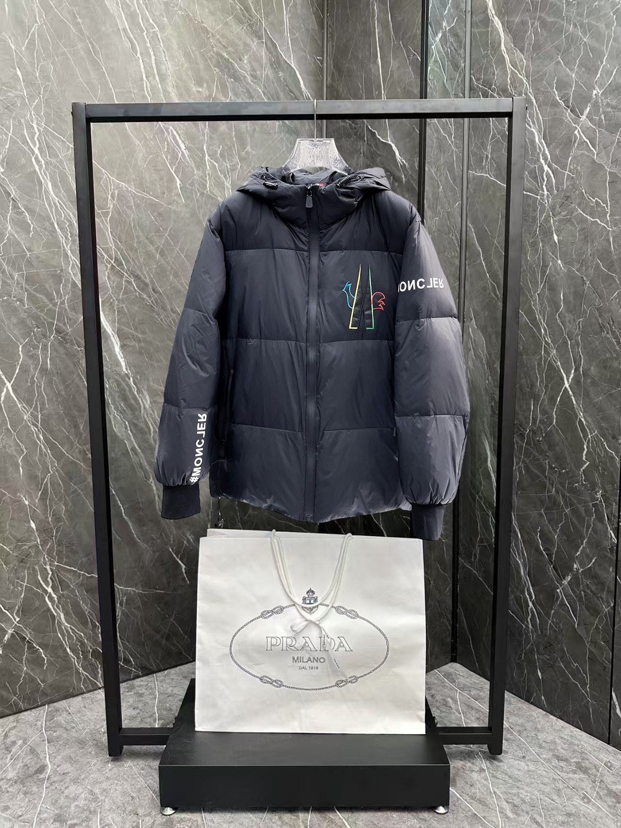 ！  蒙口  秋冬新款羽绒服。这款号称羽绒服届最贵的，全部90绒的。带着经典的Logo组合搭配，第一眼看