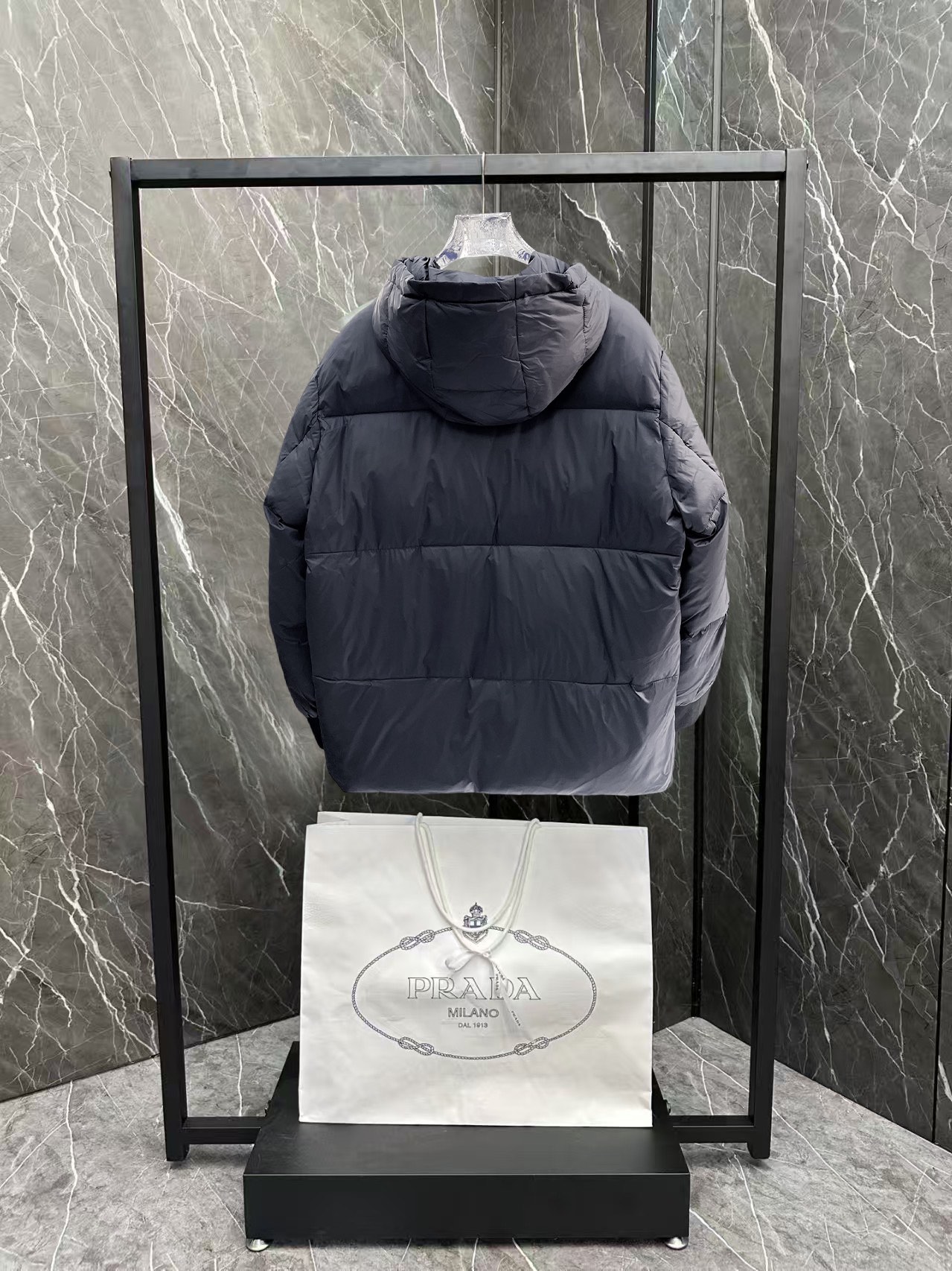！  蒙口  秋冬新款羽绒服。这款号称羽绒服届最贵的，全部90绒的。带着经典的Logo组合搭配，第一眼看