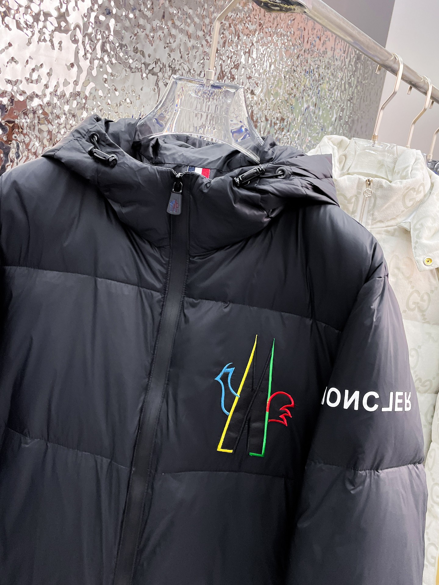 ！  蒙口  秋冬新款羽绒服。这款号称羽绒服届最贵的，全部90绒的。带着经典的Logo组合搭配，第一眼看