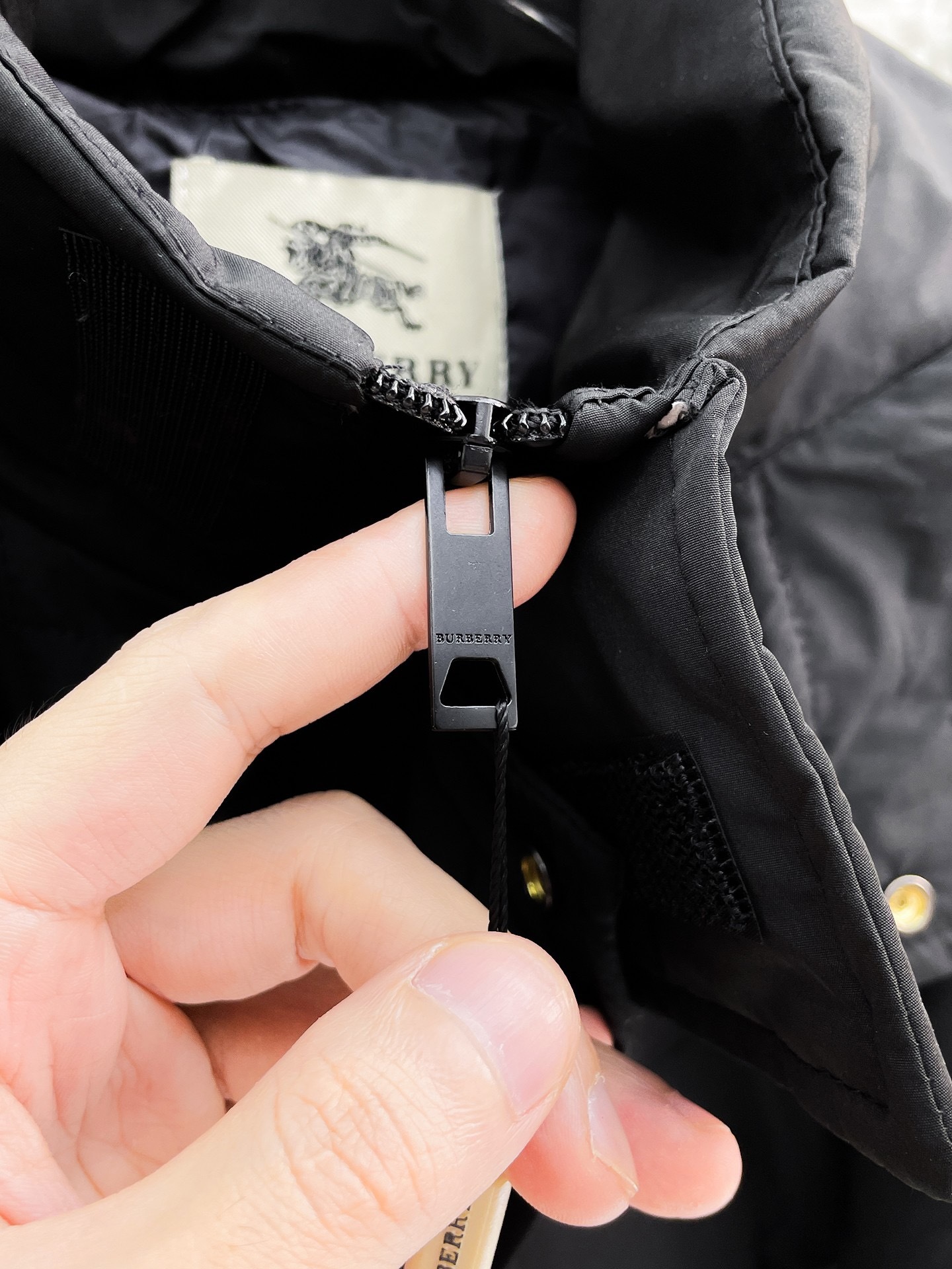 ! 巴宝莉 秋冬新款羽绒服。这款号称羽绒服届最贵的,全部90绒的。带着经典的Logo组合搭配,第一眼