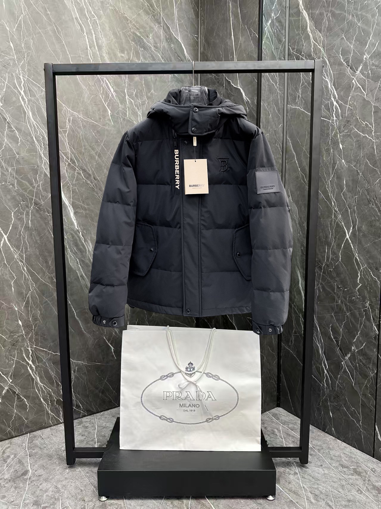 ! 巴宝莉 秋冬新款羽绒服。这款号称羽绒服届最贵的,全部90绒的。带着经典的Logo组合搭配,第一眼