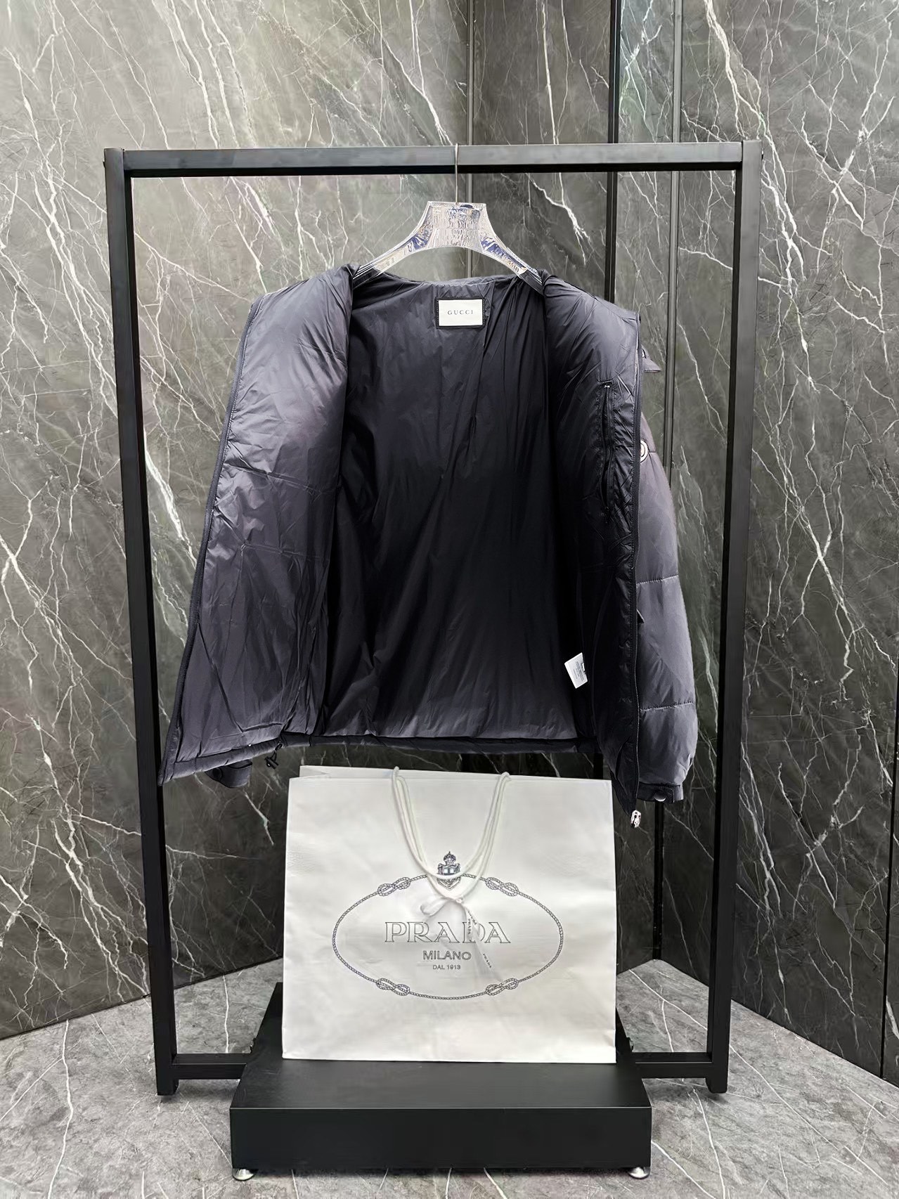! 古奇 秋冬新款羽绒服。这款号称羽绒服届最贵的,全部90绒的。带着经典的Logo组合搭配,第一眼看