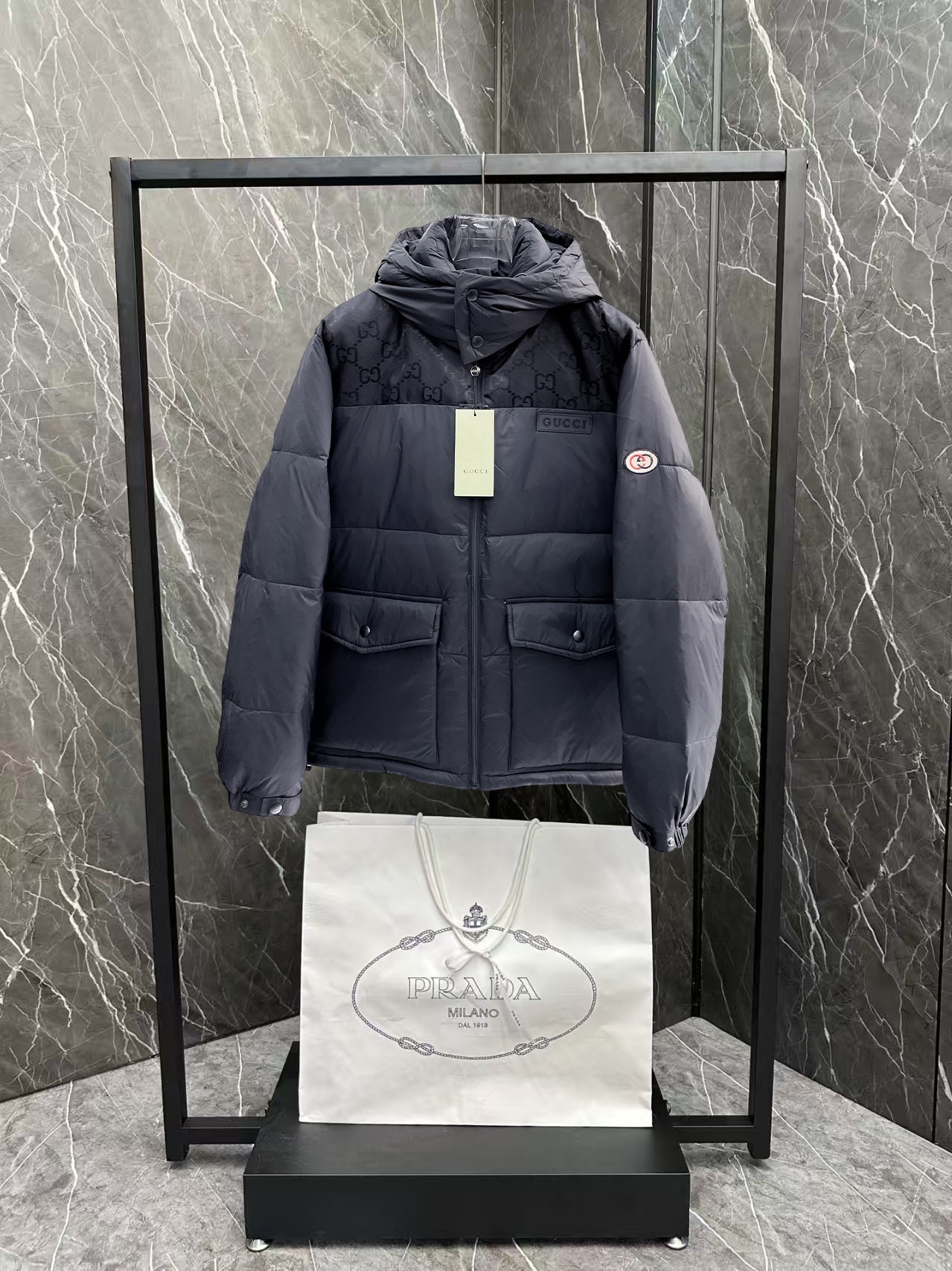 ! 古奇 秋冬新款羽绒服。这款号称羽绒服届最贵的,全部90绒的。带着经典的Logo组合搭配,第一眼看