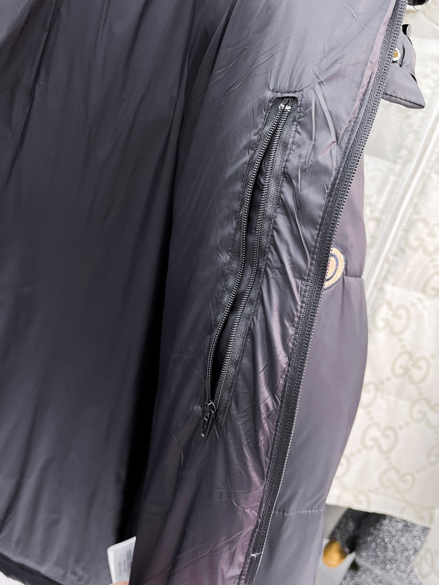 ! 古奇 秋冬新款羽绒服。这款号称羽绒服届最贵的,全部90绒的。带着经典的Logo组合搭配,第一眼看