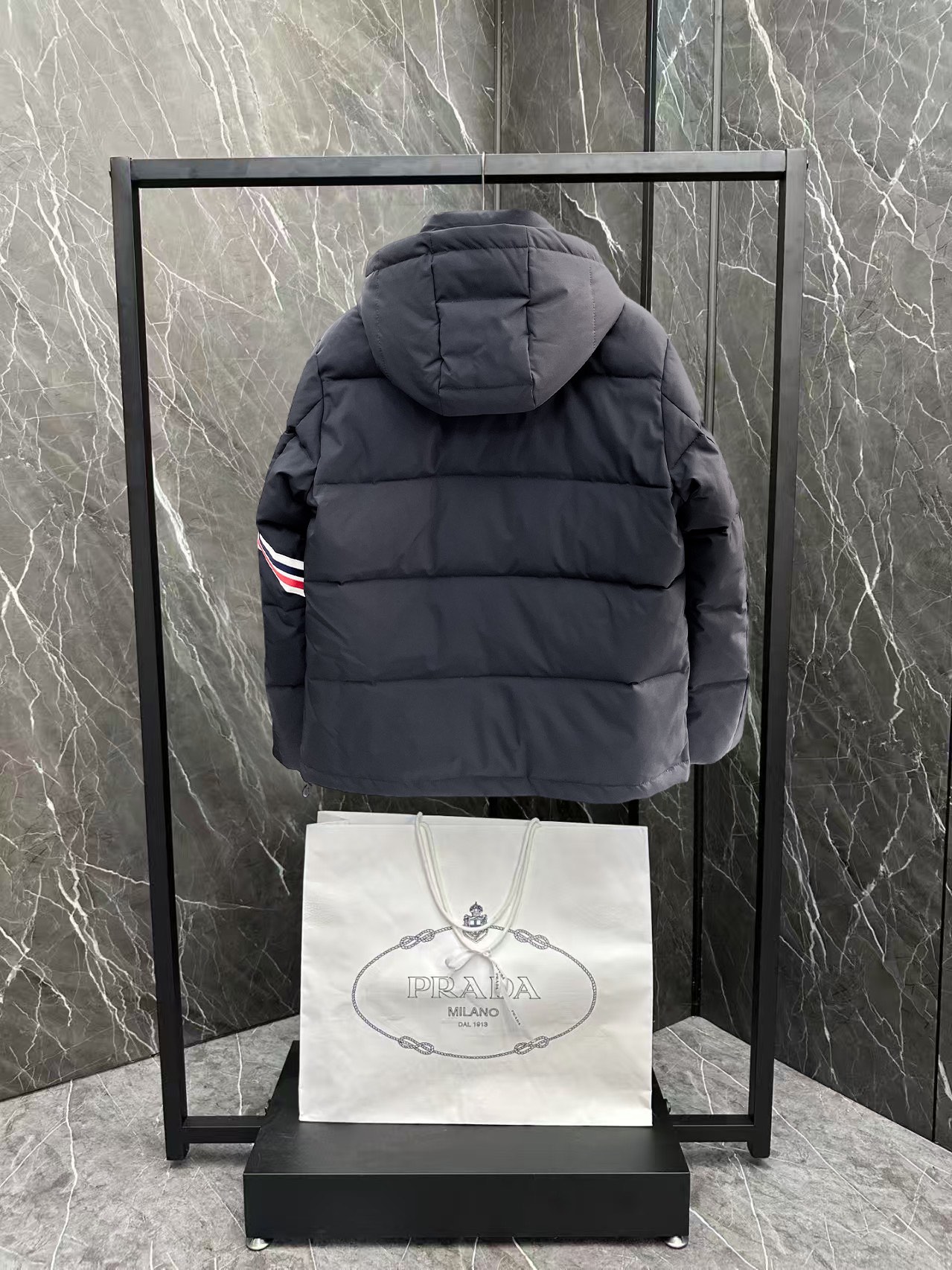！  蒙口  秋冬新款羽绒服。这款号称羽绒服届最贵的，全部90绒的。带着经典的Logo组合搭配，第一眼看