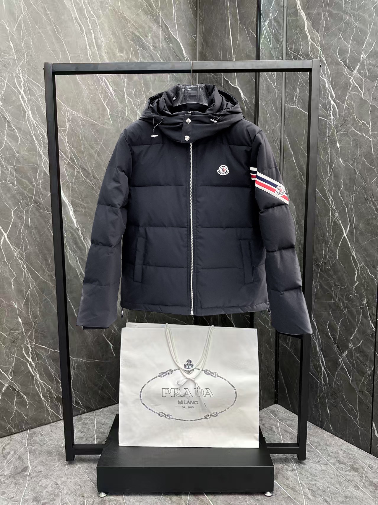 ！  蒙口  秋冬新款羽绒服。这款号称羽绒服届最贵的，全部90绒的。带着经典的Logo组合搭配，第一眼看