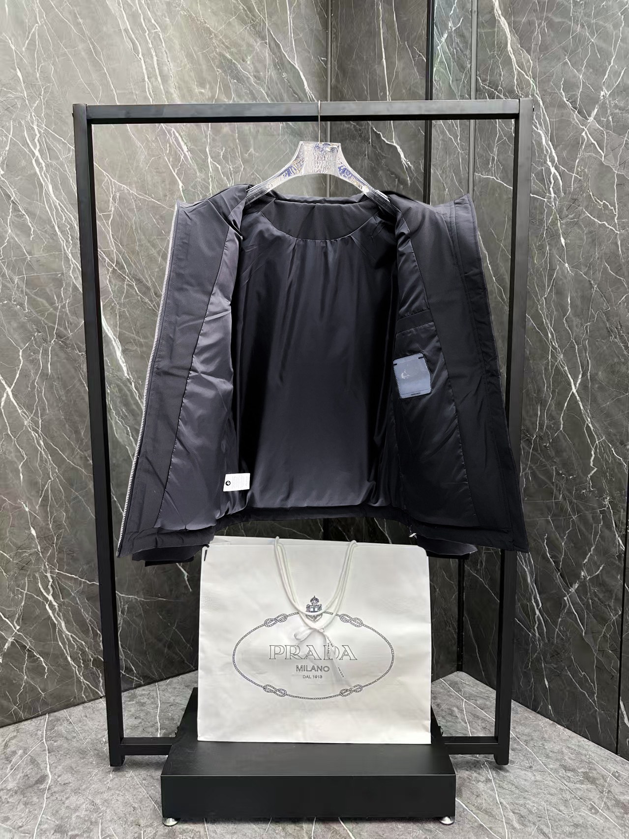 ！  蒙口  秋冬新款羽绒服。这款号称羽绒服届最贵的，全部90绒的。带着经典的Logo组合搭配，第一眼看