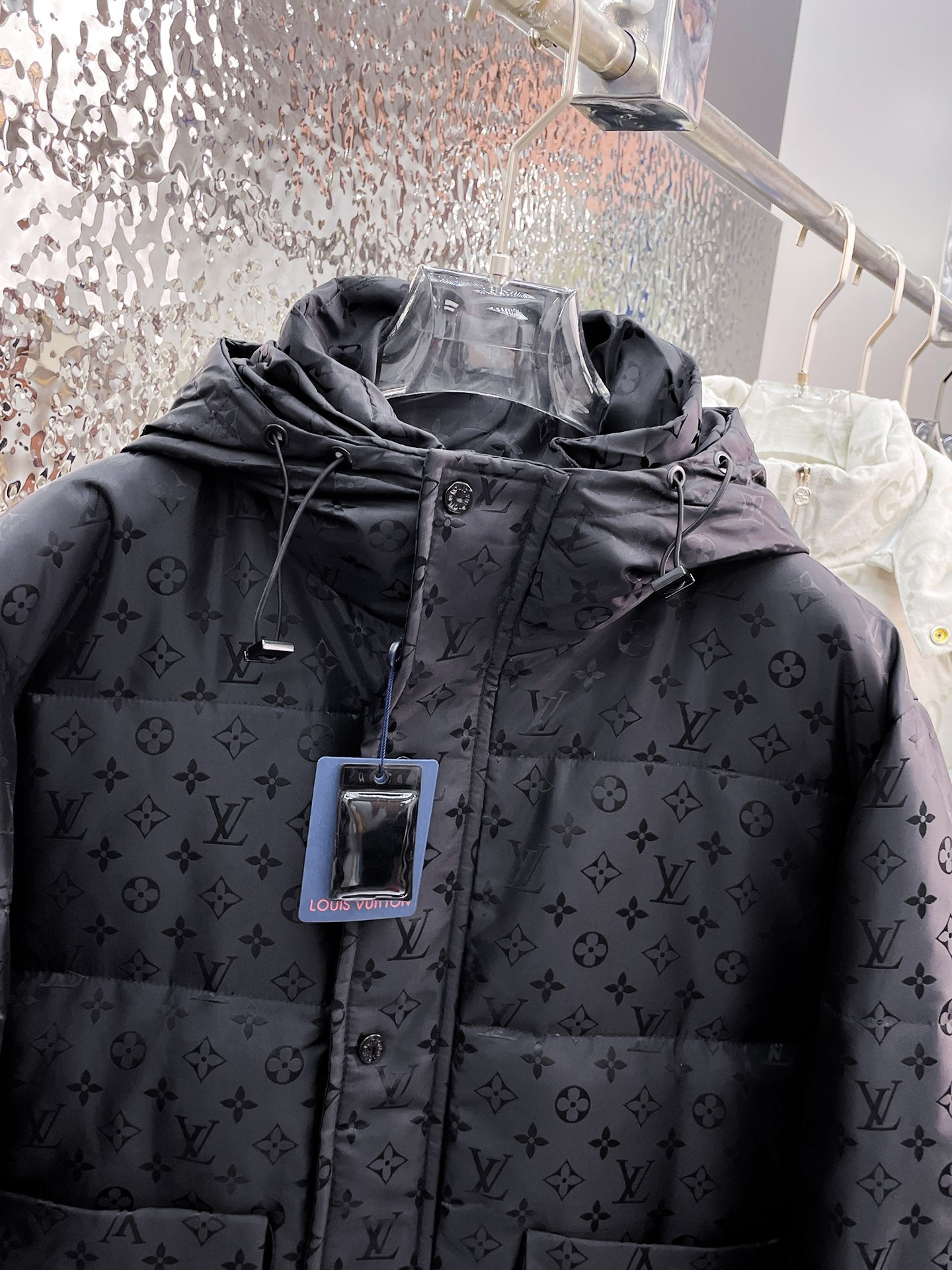 ! LV 秋冬新款羽绒服。这款号称羽绒服届最贵的,全部90绒的。带着经典的Logo组合搭配,第一眼看
