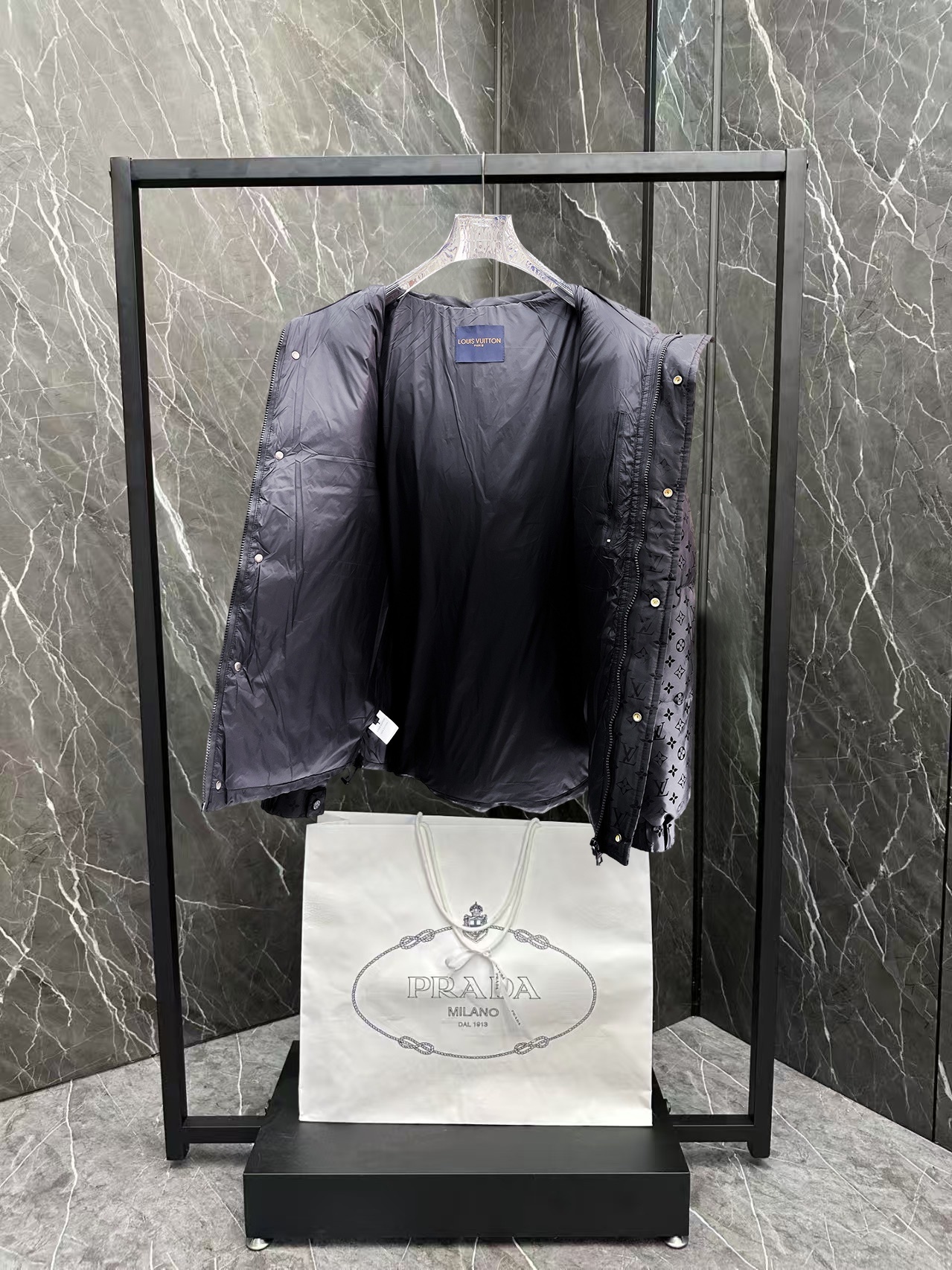 ! LV 秋冬新款羽绒服。这款号称羽绒服届最贵的,全部90绒的。带着经典的Logo组合搭配,第一眼看