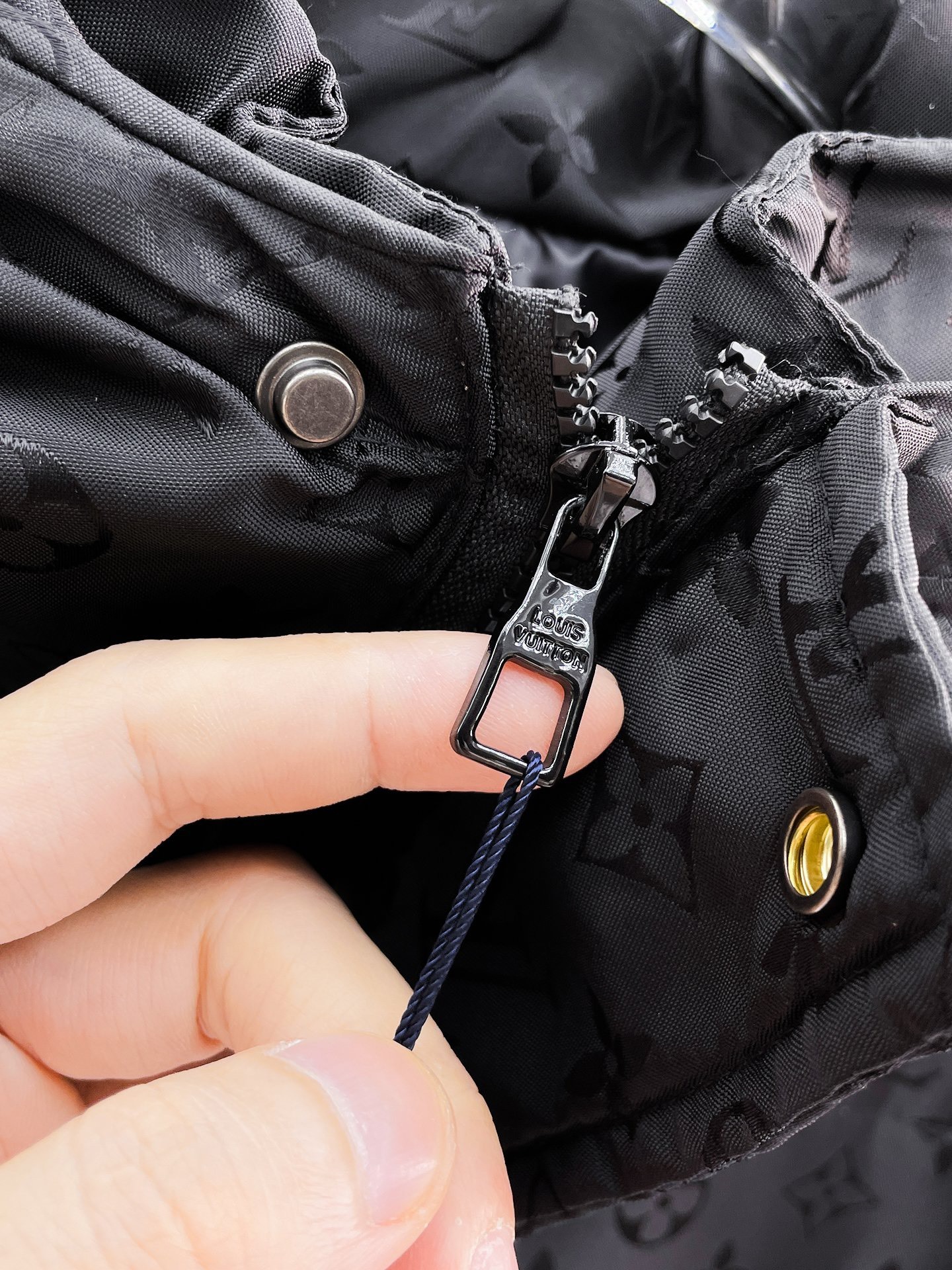 ! LV 秋冬新款羽绒服。这款号称羽绒服届最贵的,全部90绒的。带着经典的Logo组合搭配,第一眼看