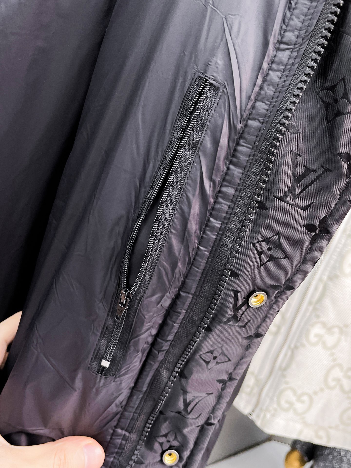 ! LV 秋冬新款羽绒服。这款号称羽绒服届最贵的,全部90绒的。带着经典的Logo组合搭配,第一眼看