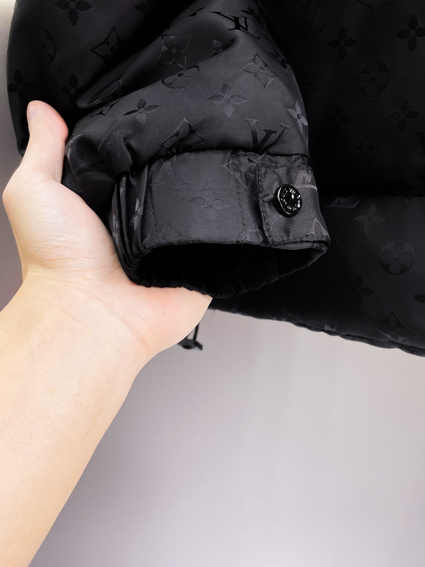 ! LV 秋冬新款羽绒服。这款号称羽绒服届最贵的,全部90绒的。带着经典的Logo组合搭配,第一眼看