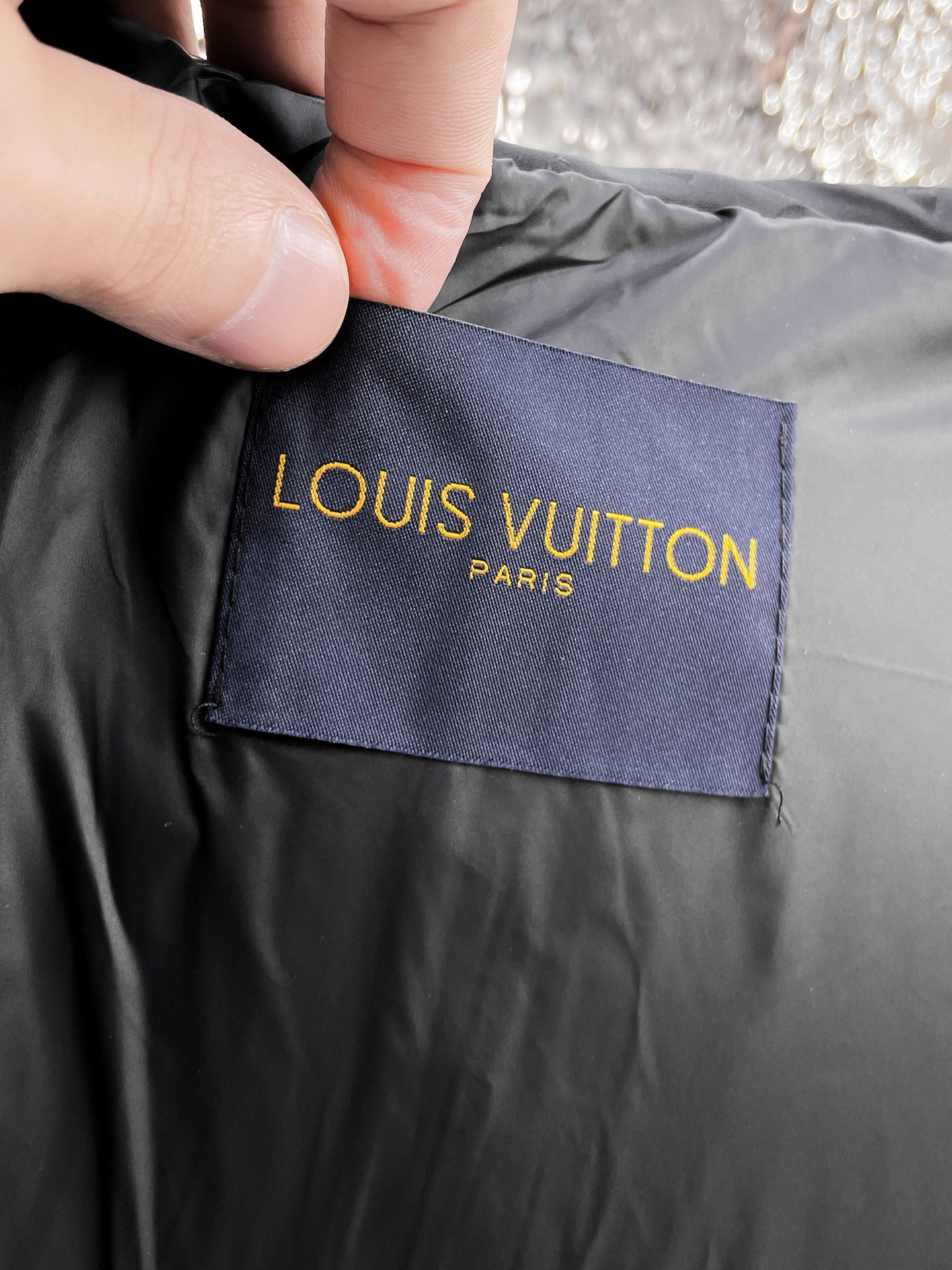 ! LV 秋冬新款羽绒服。这款号称羽绒服届最贵的,全部90绒的。带着经典的Logo组合搭配,第一眼看