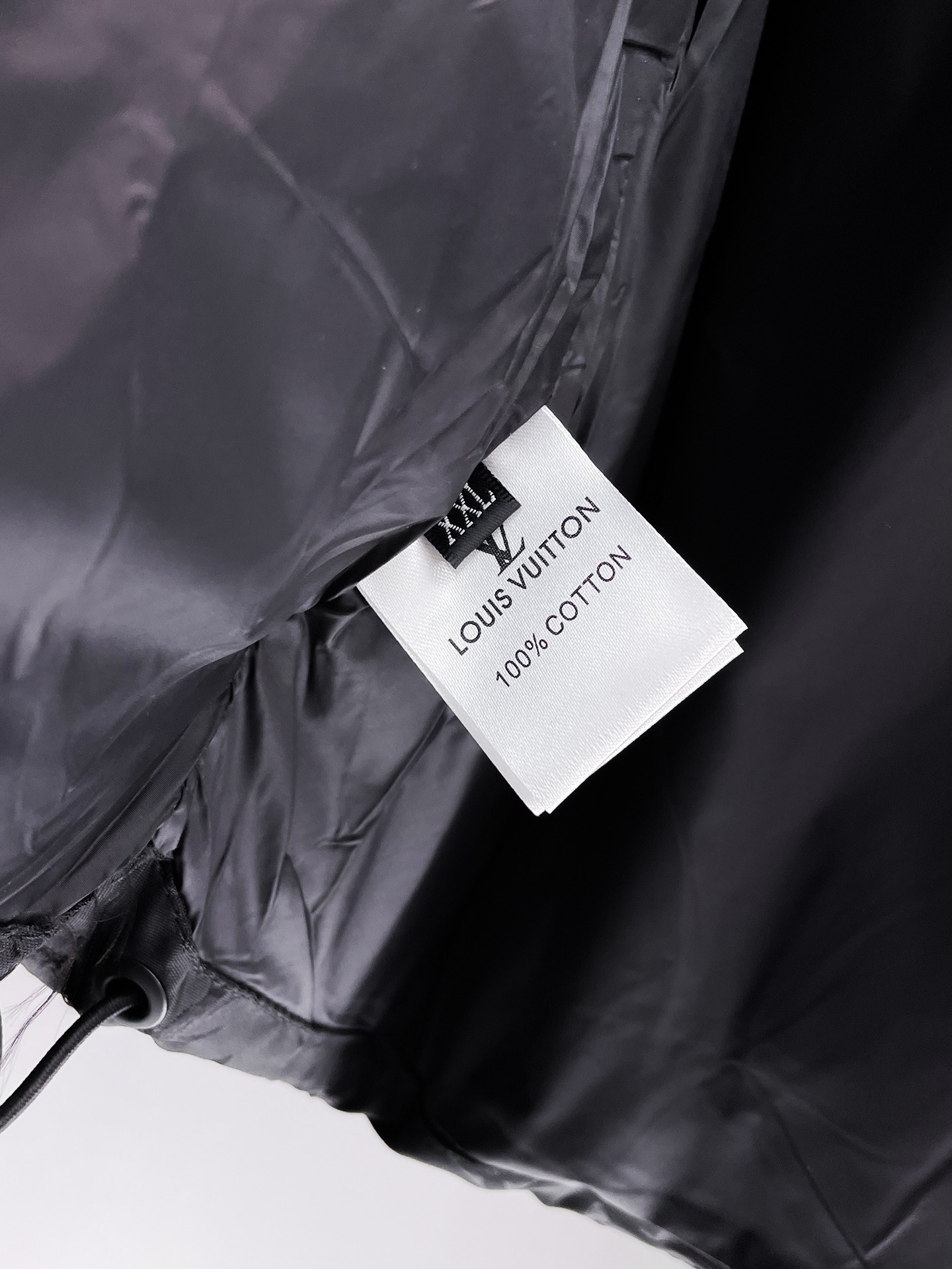 ! LV 秋冬新款羽绒服。这款号称羽绒服届最贵的,全部90绒的。带着经典的Logo组合搭配,第一眼看