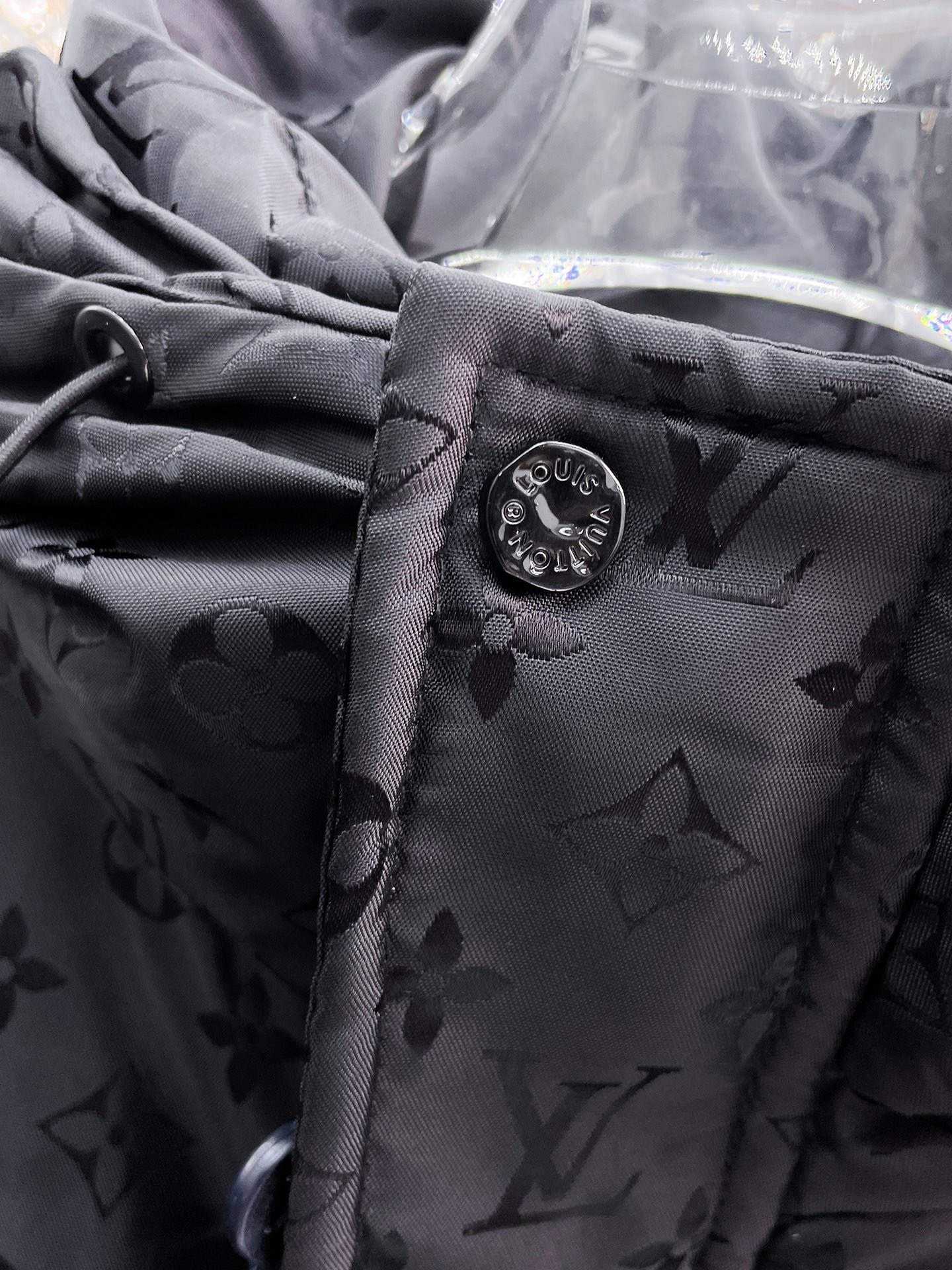! LV 秋冬新款羽绒服。这款号称羽绒服届最贵的,全部90绒的。带着经典的Logo组合搭配,第一眼看