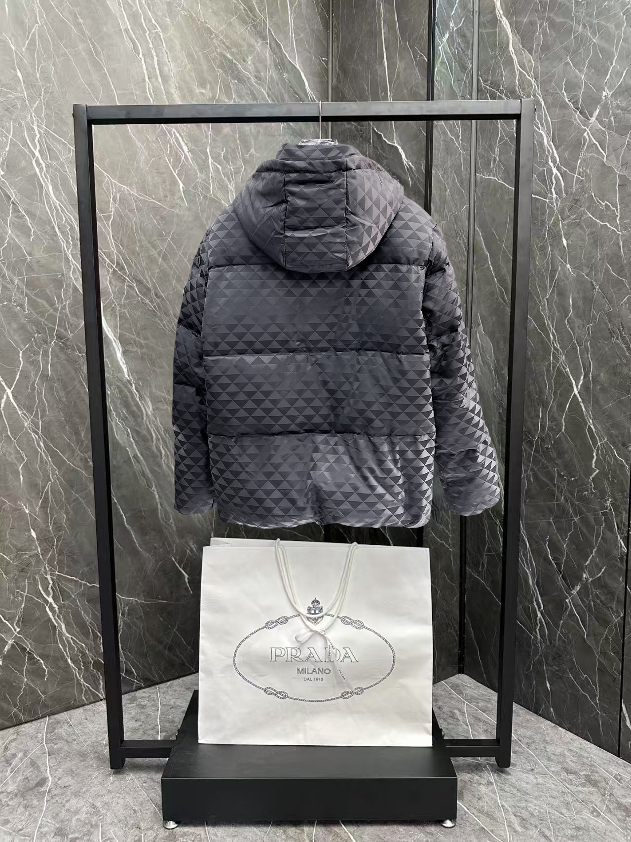 ! 普拉达 秋冬新款羽绒服。这款号称羽绒服届最贵的,全部90绒的。带着经典的Logo组合搭配,第一眼