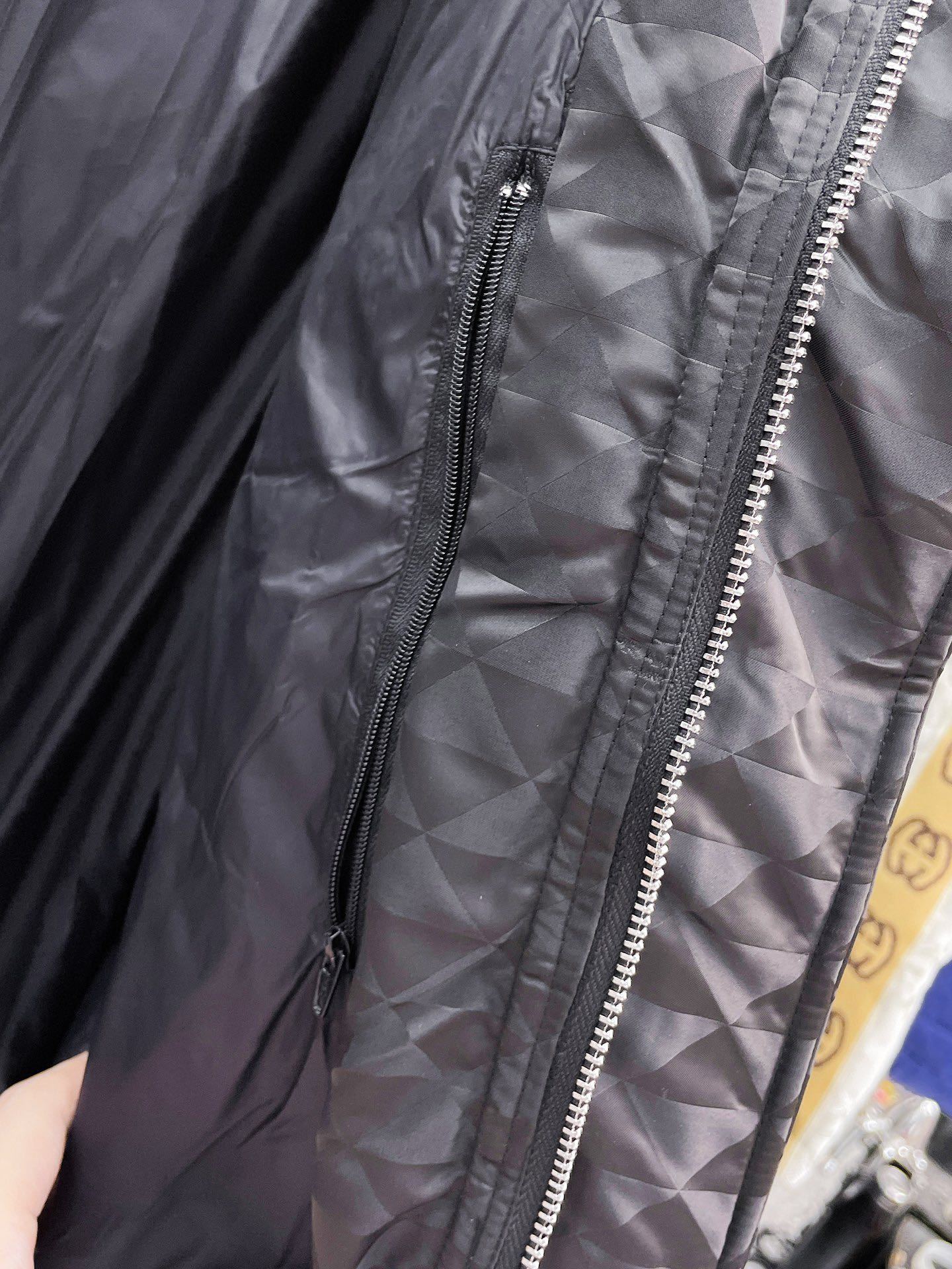 ! 普拉达 秋冬新款羽绒服。这款号称羽绒服届最贵的,全部90绒的。带着经典的Logo组合搭配,第一眼
