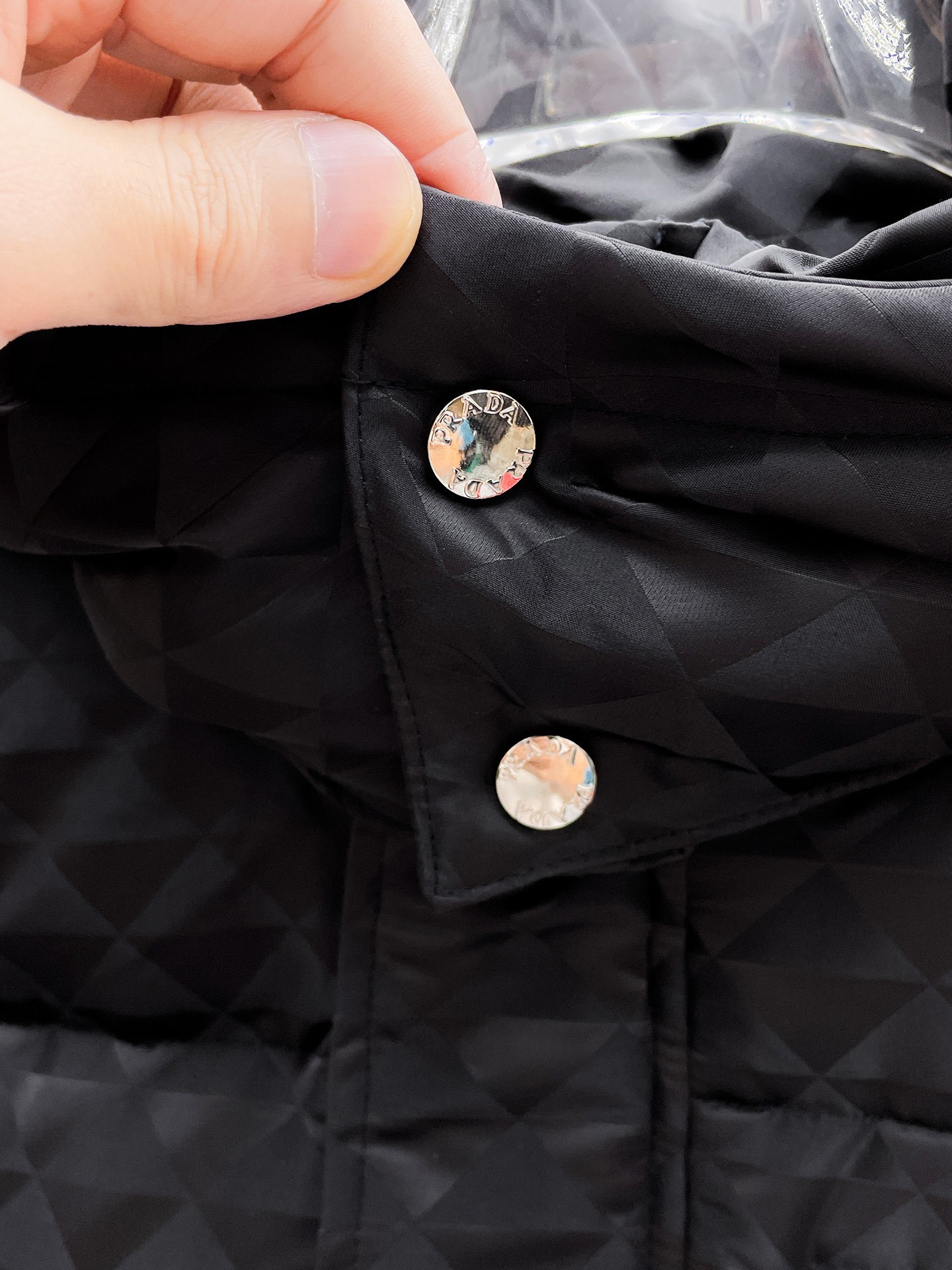 ! 普拉达 秋冬新款羽绒服。这款号称羽绒服届最贵的,全部90绒的。带着经典的Logo组合搭配,第一眼