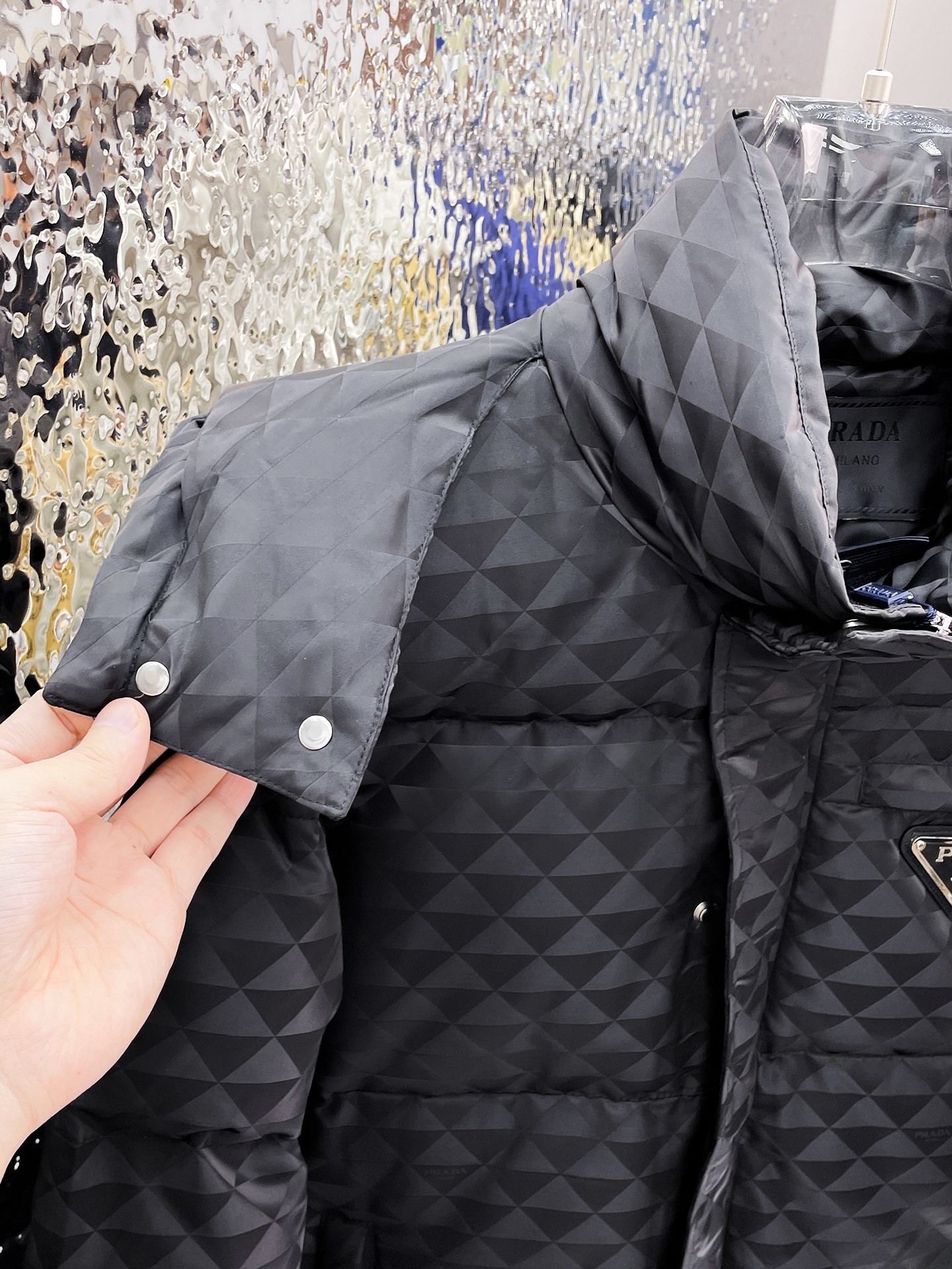 ! 普拉达 秋冬新款羽绒服。这款号称羽绒服届最贵的,全部90绒的。带着经典的Logo组合搭配,第一眼