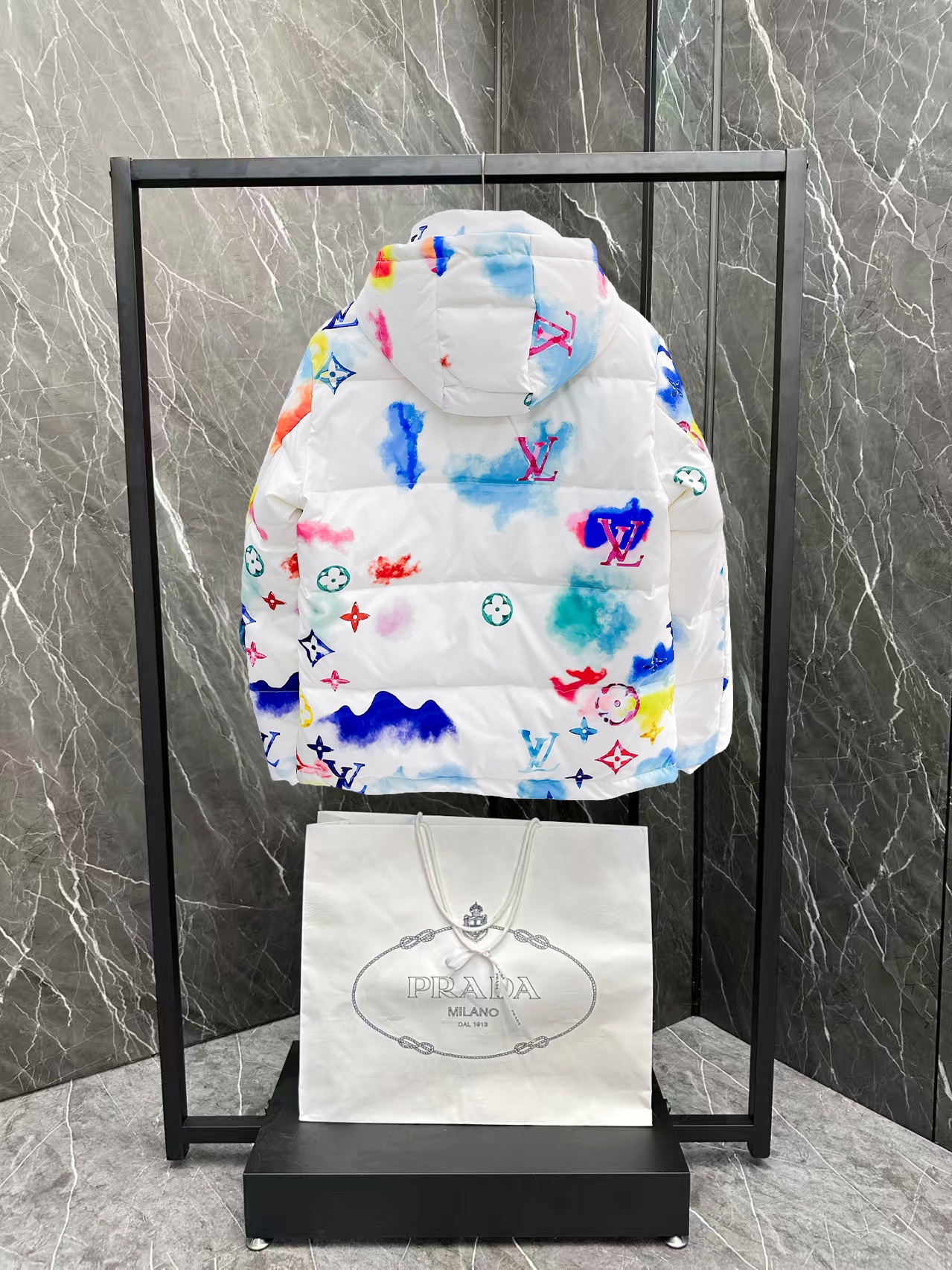 ！  LV  秋冬新款羽绒服。这款号称羽绒服届最贵的，全部90绒的。带着经典的Logo组合搭配，第一眼看