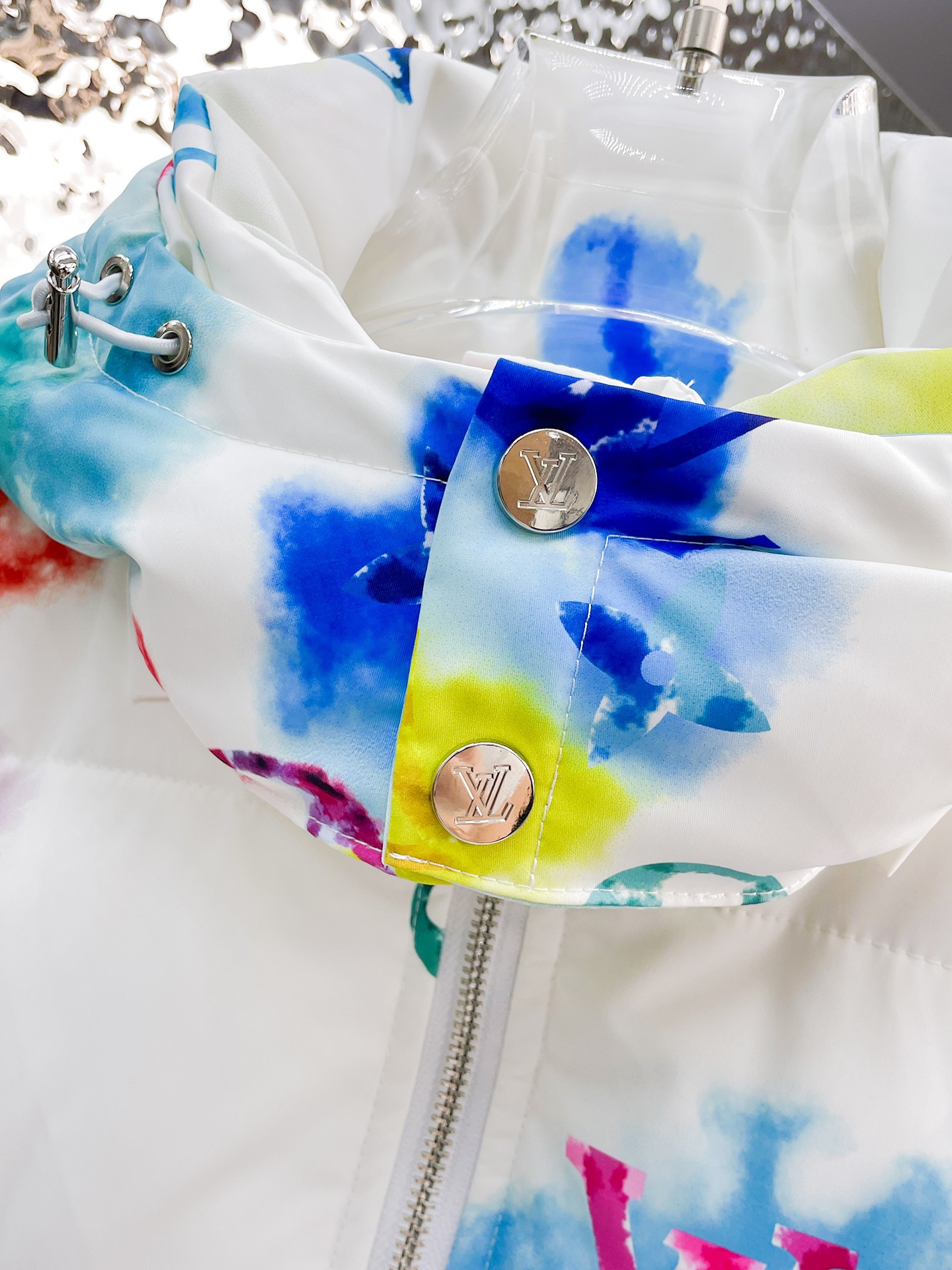 ！  LV  秋冬新款羽绒服。这款号称羽绒服届最贵的，全部90绒的。带着经典的Logo组合搭配，第一眼看