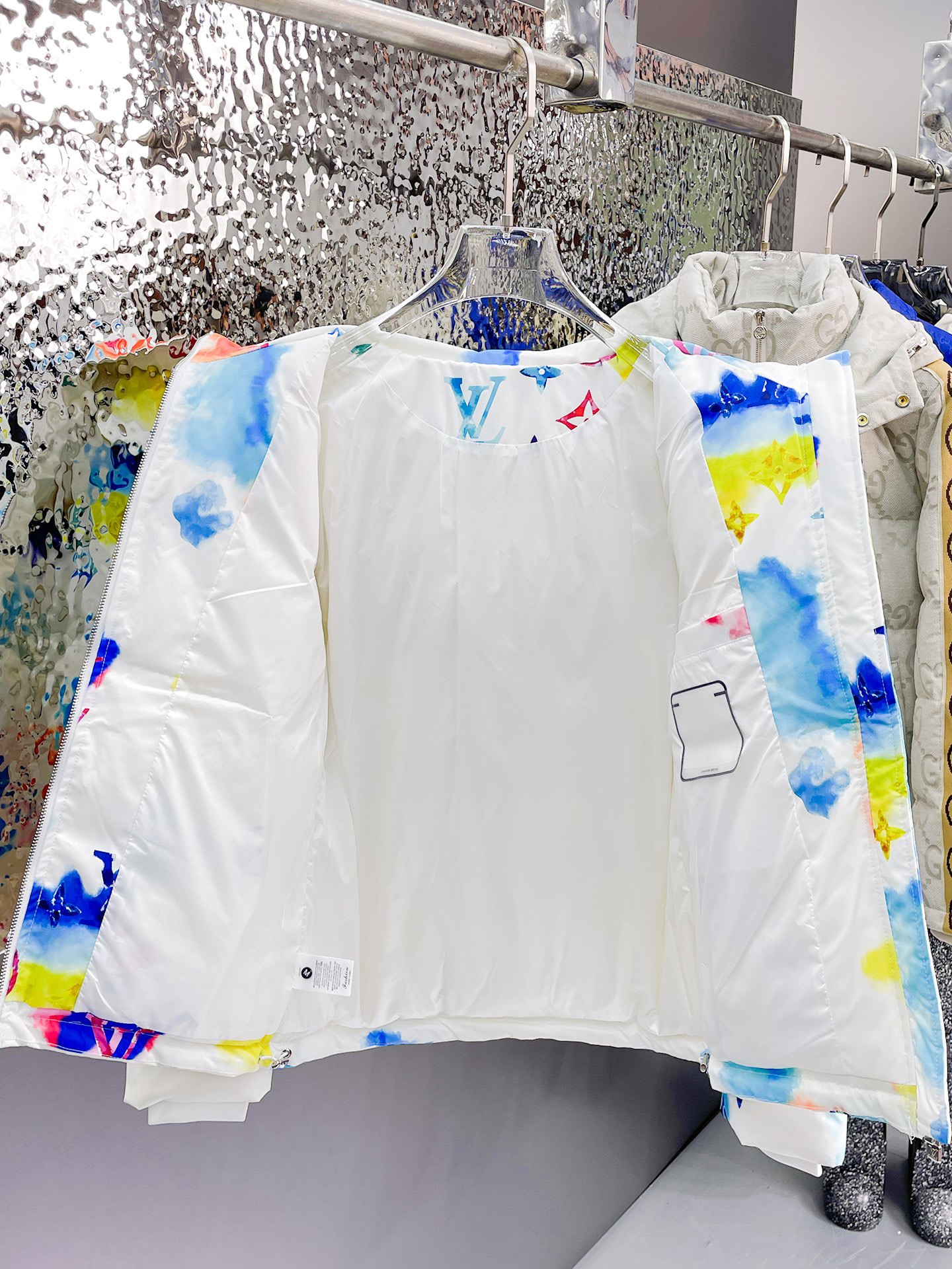 ！  LV  秋冬新款羽绒服。这款号称羽绒服届最贵的，全部90绒的。带着经典的Logo组合搭配，第一眼看