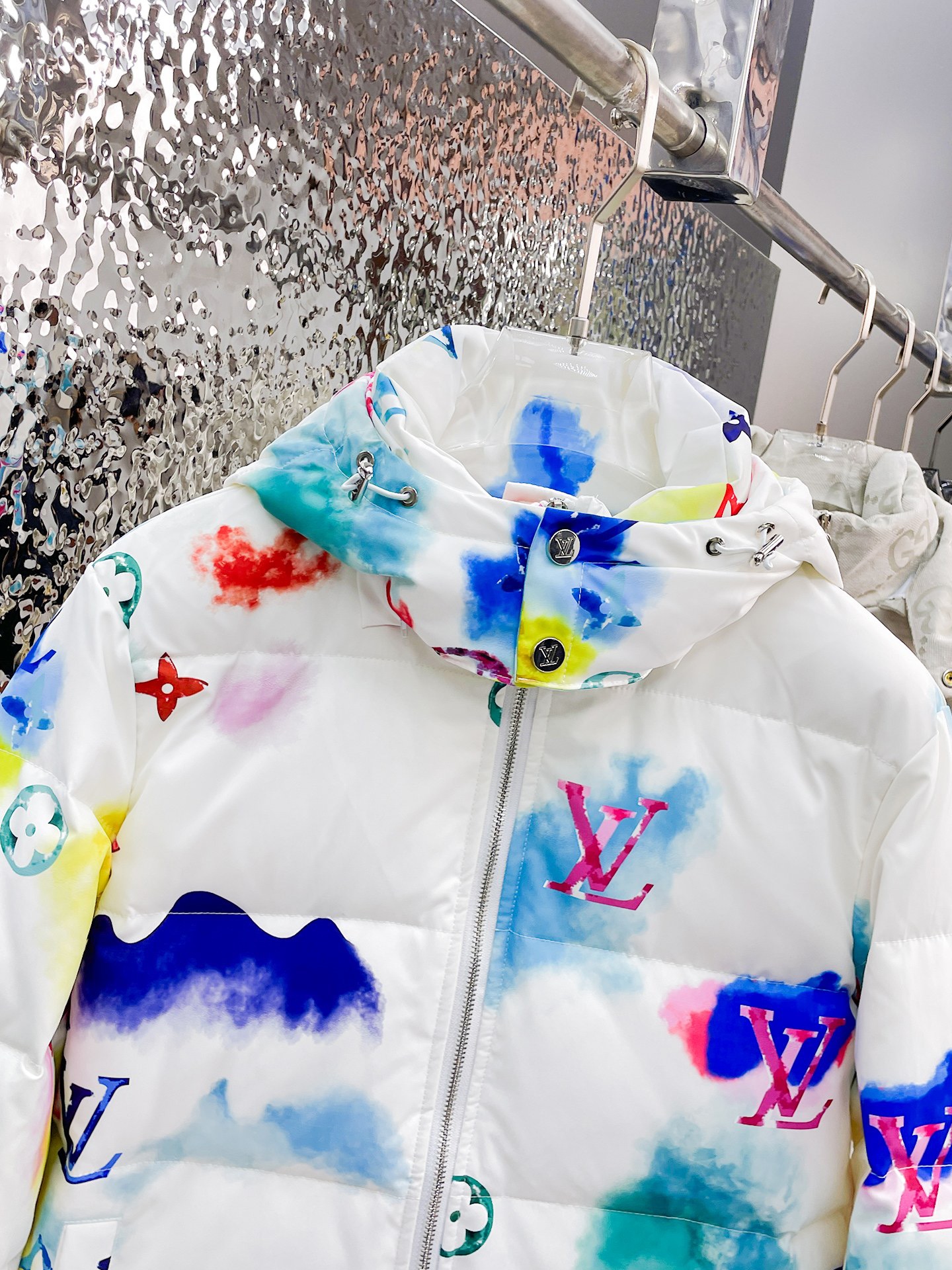 ！  LV  秋冬新款羽绒服。这款号称羽绒服届最贵的，全部90绒的。带着经典的Logo组合搭配，第一眼看