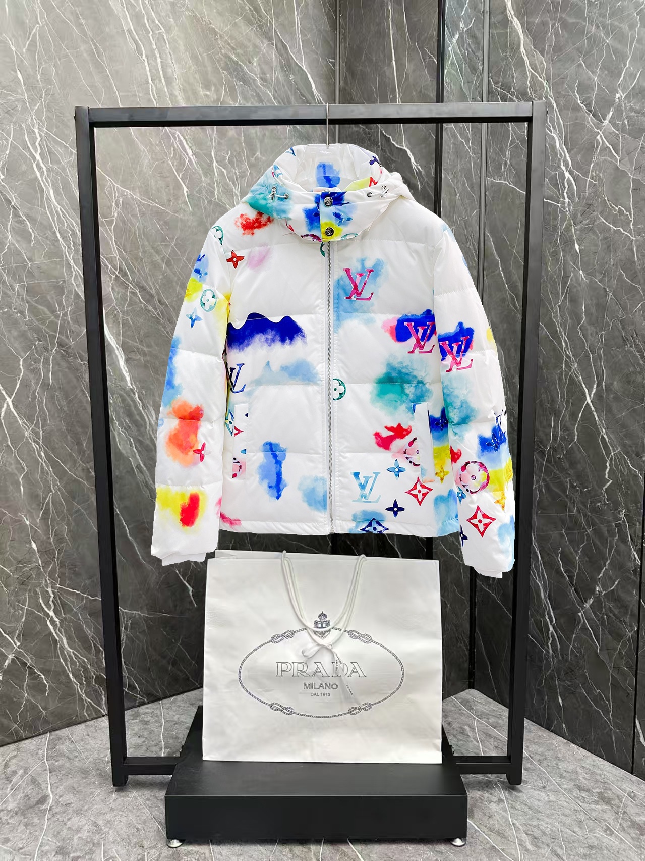 ！  LV  秋冬新款羽绒服。这款号称羽绒服届最贵的，全部90绒的。带着经典的Logo组合搭配，第一眼看