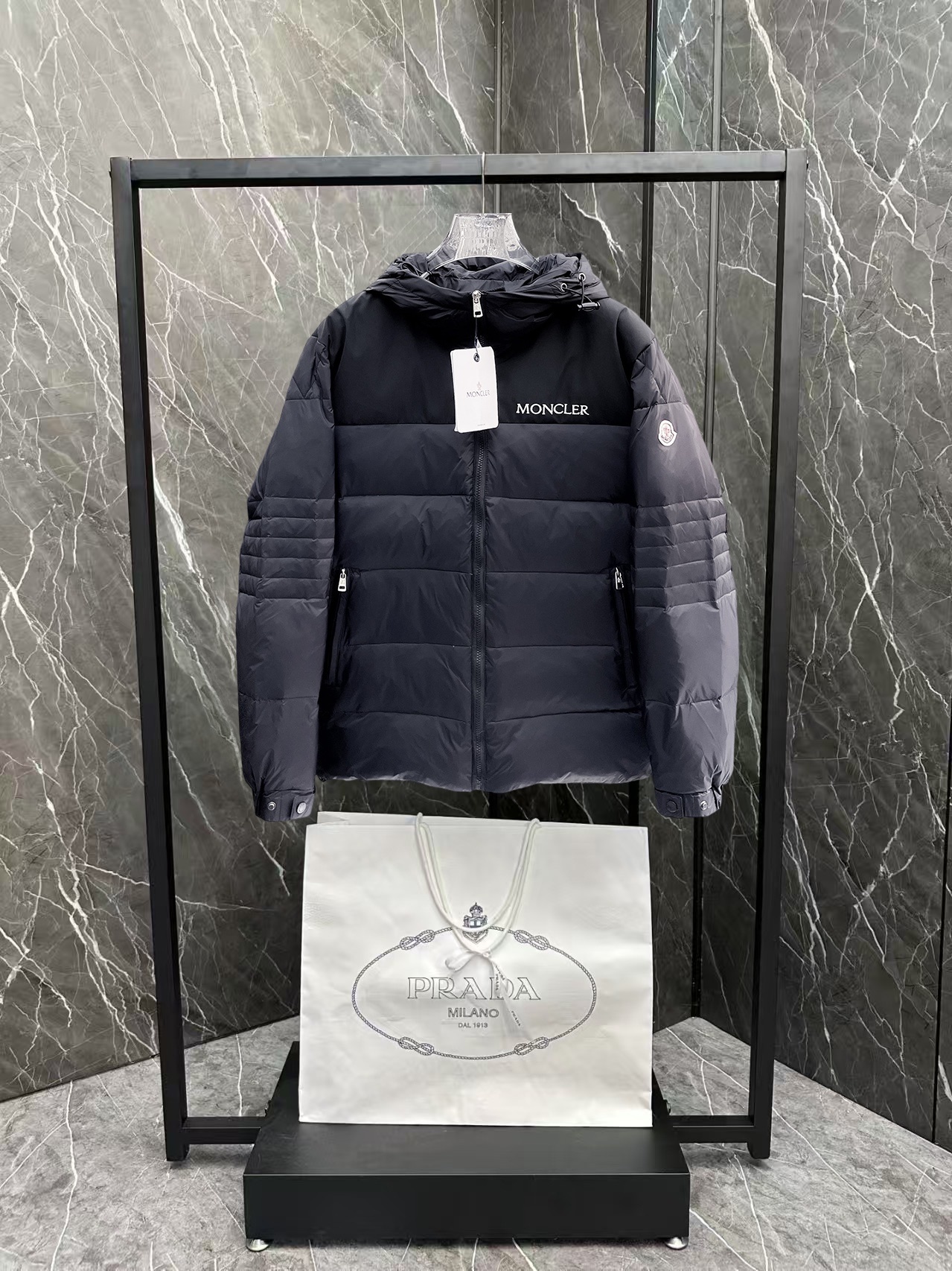 ! 蒙口 秋冬新款羽绒服。这款号称羽绒服届最贵的,全部90绒的。带着经典的Logo组合搭配,第一眼看