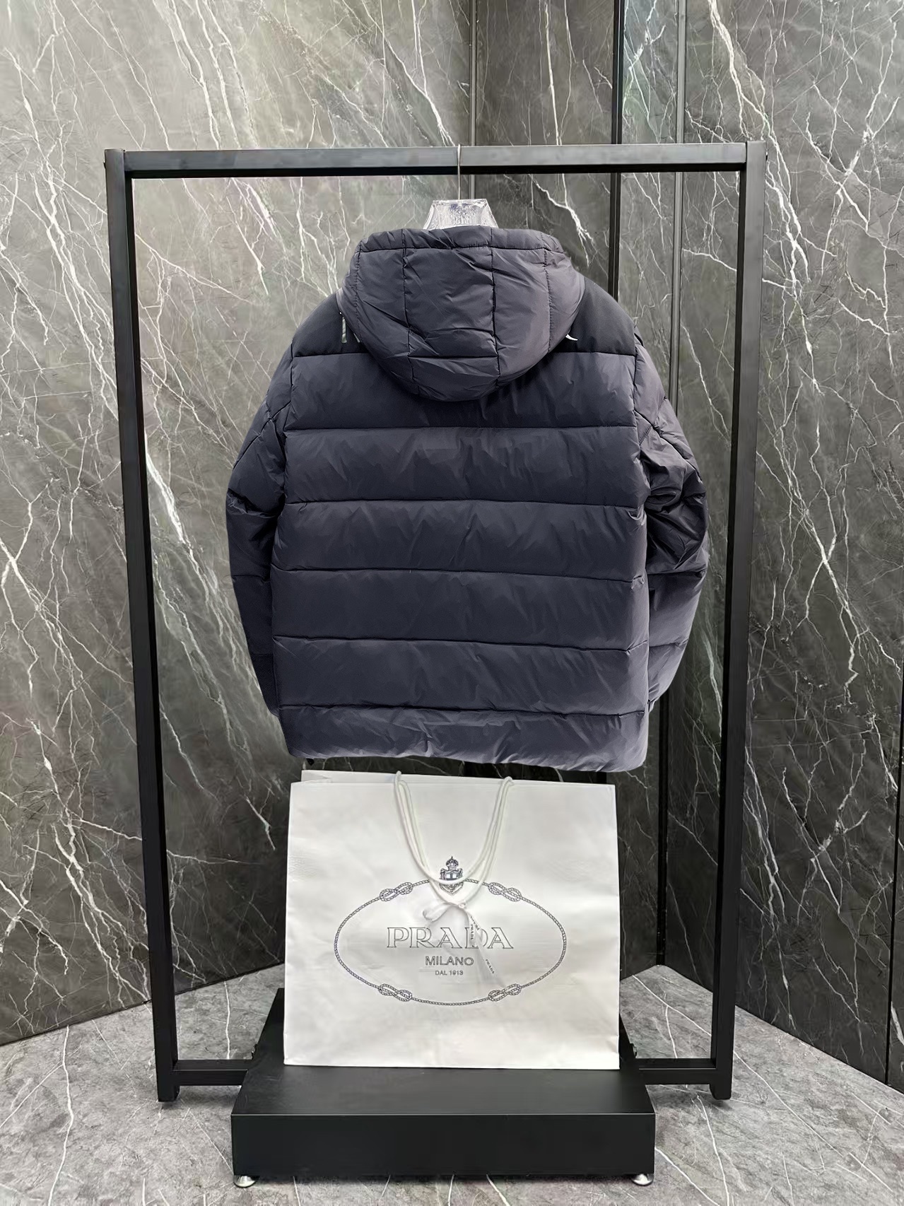 ! 蒙口 秋冬新款羽绒服。这款号称羽绒服届最贵的,全部90绒的。带着经典的Logo组合搭配,第一眼看