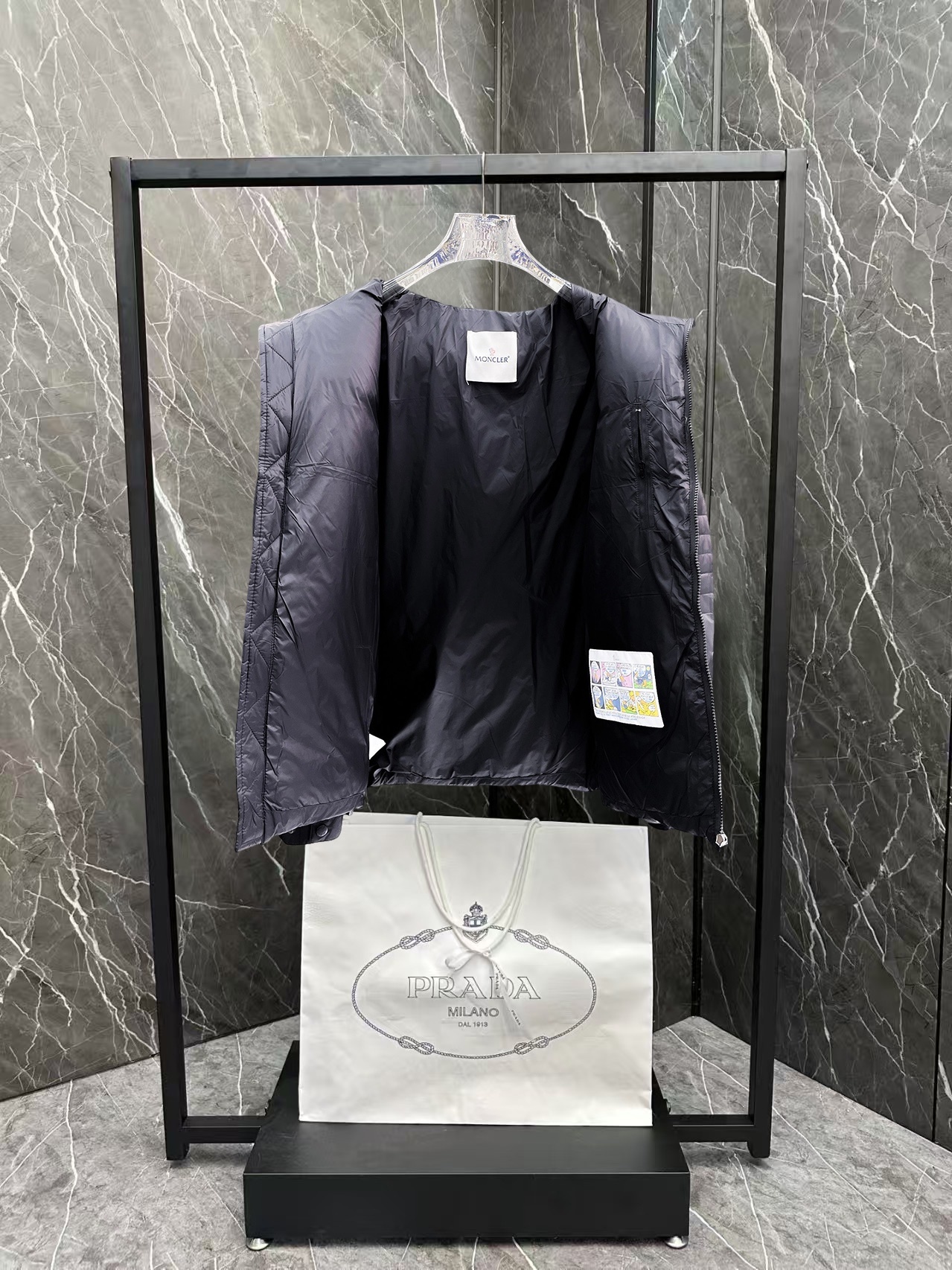 ! 蒙口 秋冬新款羽绒服。这款号称羽绒服届最贵的,全部90绒的。带着经典的Logo组合搭配,第一眼看