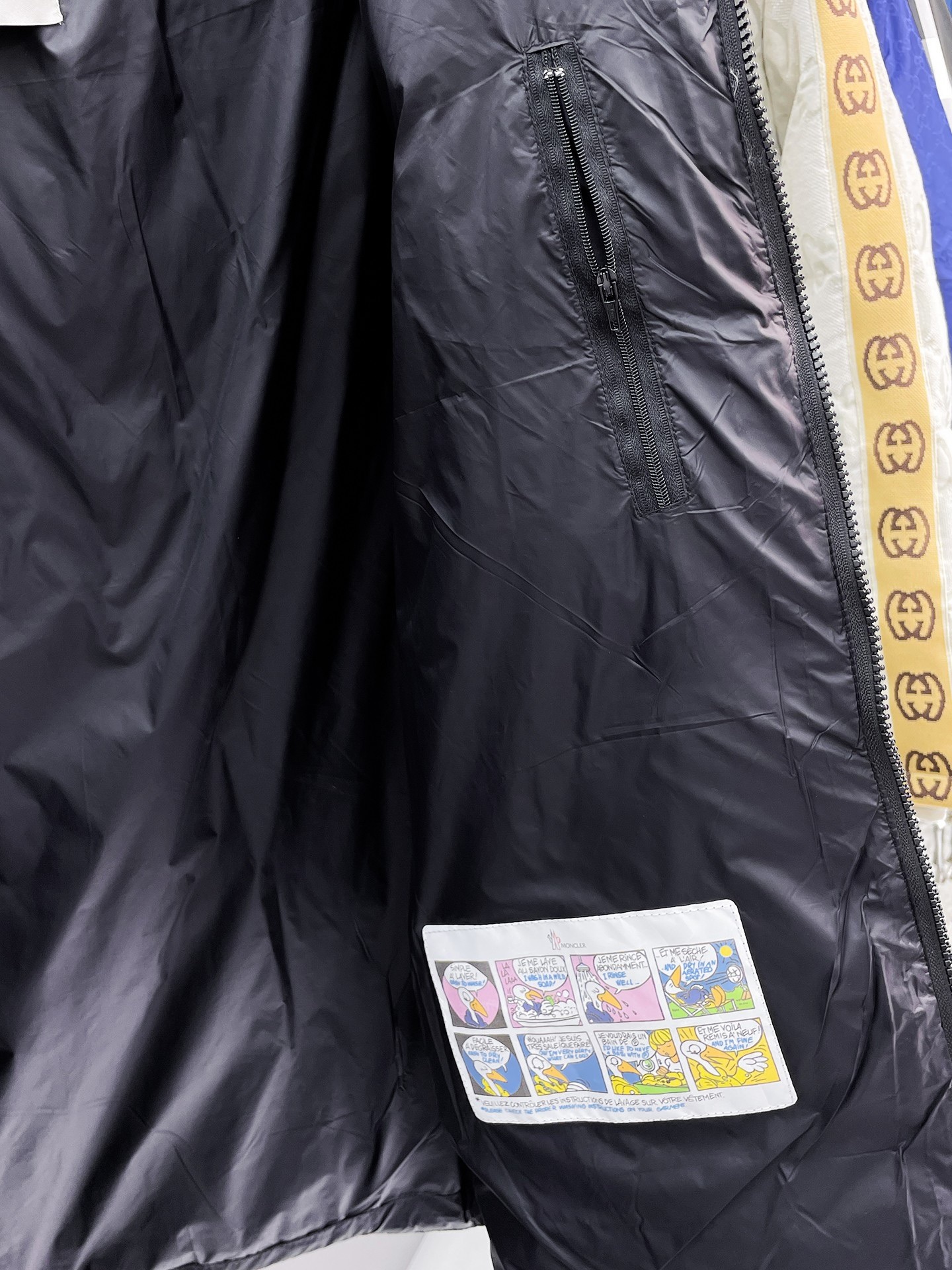! 蒙口 秋冬新款羽绒服。这款号称羽绒服届最贵的,全部90绒的。带着经典的Logo组合搭配,第一眼看