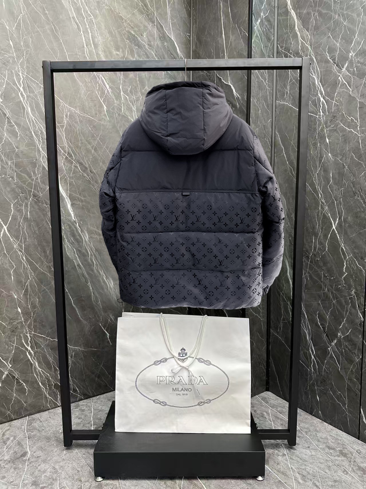 ! LV 秋冬新款羽绒服。这款号称羽绒服届最贵的,全部90绒的。带着经典的Logo组合搭配,第一眼看到