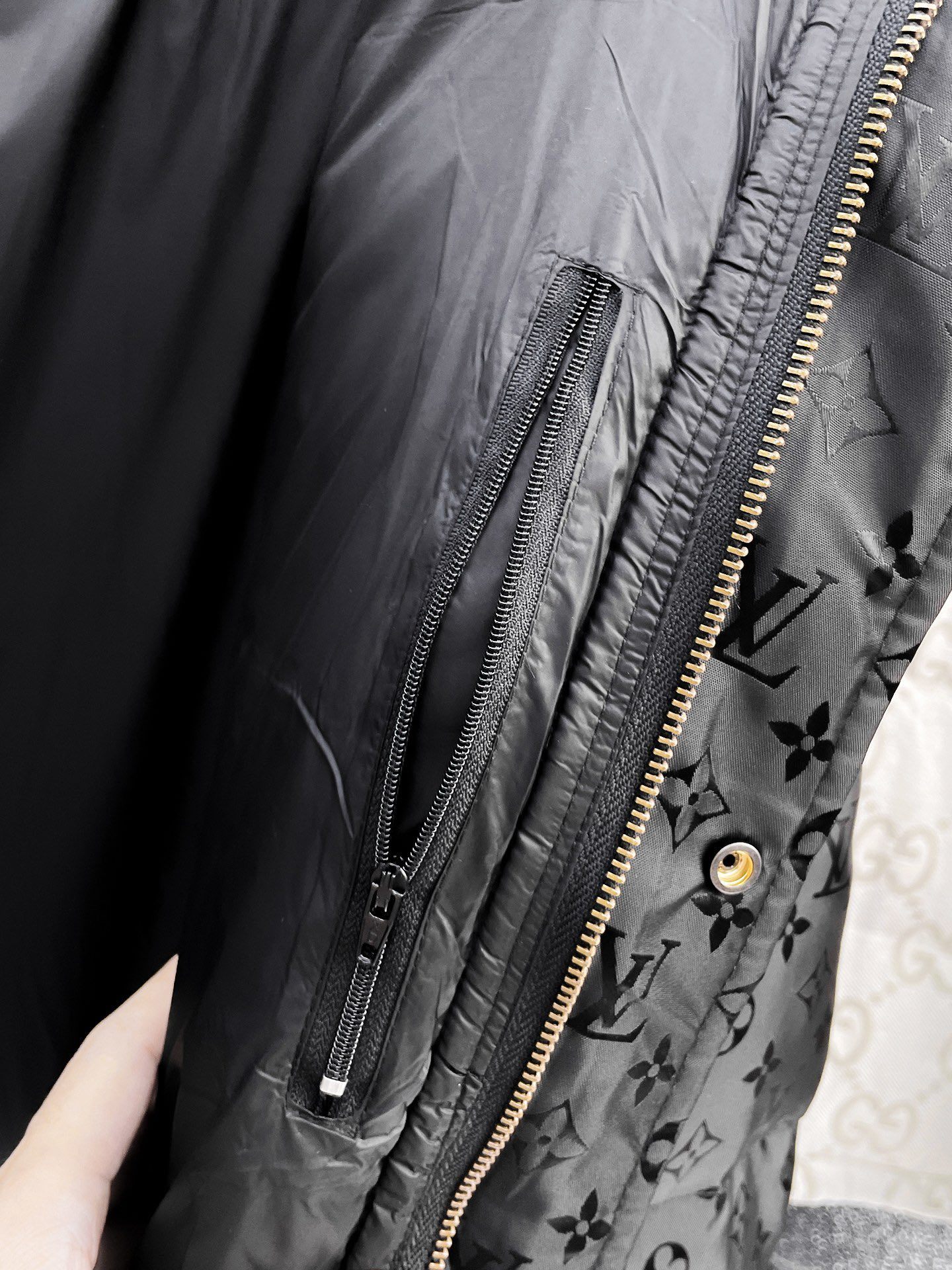 ! LV 秋冬新款羽绒服。这款号称羽绒服届最贵的,全部90绒的。带着经典的Logo组合搭配,第一眼看到