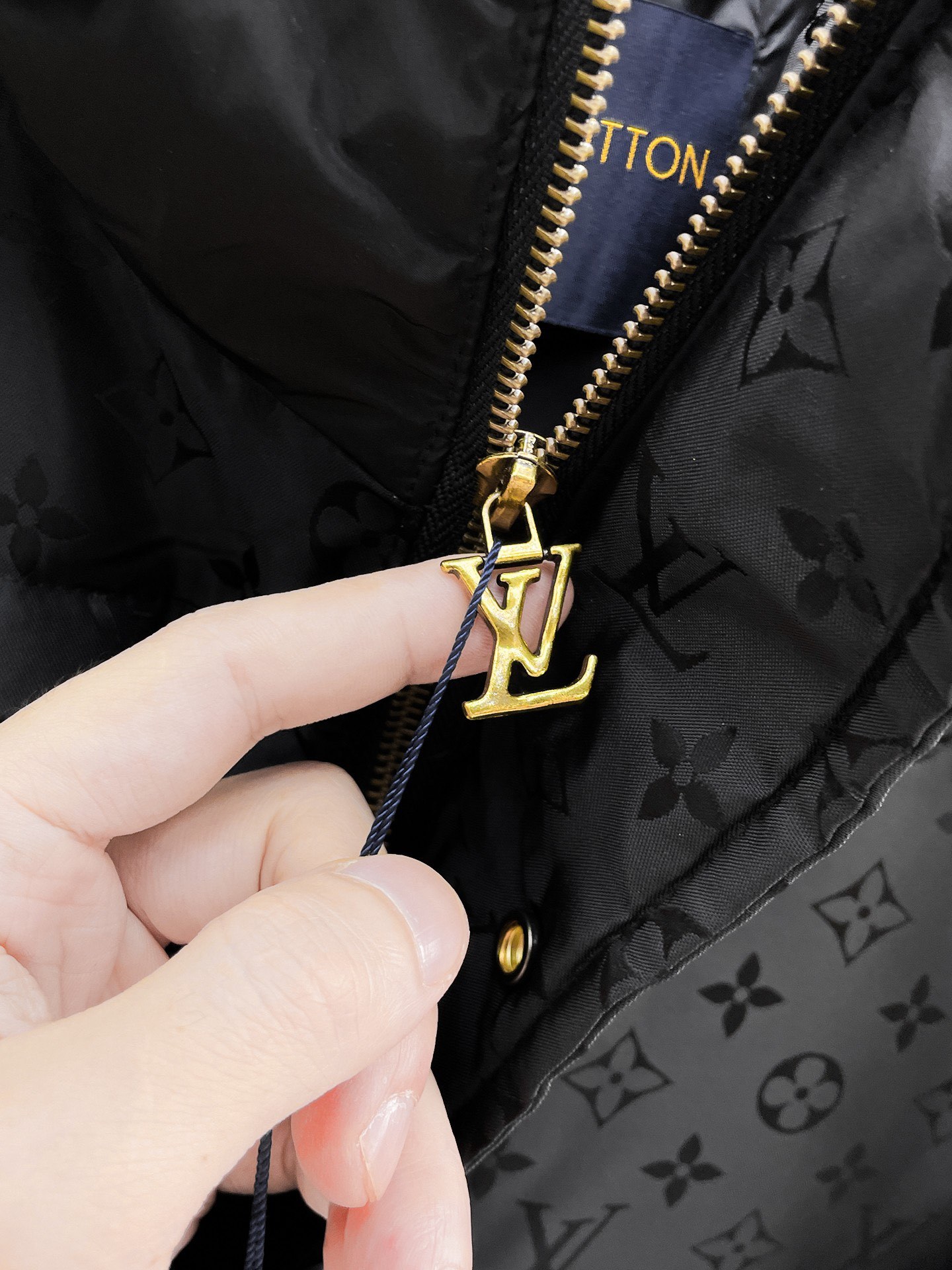 ! LV 秋冬新款羽绒服。这款号称羽绒服届最贵的,全部90绒的。带着经典的Logo组合搭配,第一眼看到